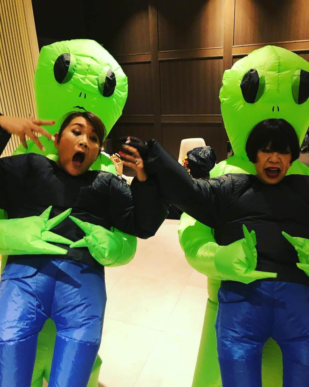 コシノジュンコのインスタグラム：「仲良し邦ちゃんとハロウィンパーティー#ハロウィン#仮装#宇宙人#山田邦子#コシノジュンコ」