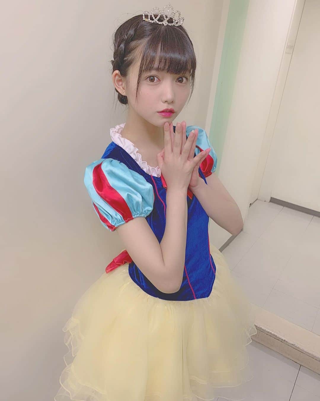 のインスタグラム：「白雪姫🍎 . . #白雪姫 #コスプレ #仮装 #ハロウィン　#halloween #trickortreat #ハロウィンコスプレ #プリンセス #ディズニープリンセス #ディズニー #disneyhalloween #dハロ #dハロ仮装 #ヘアアレンジ #編み込み #編み込みアレンジ #instagood #instafashion #followme」
