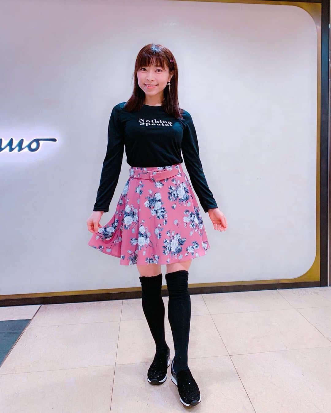 のインスタグラム：「やっほー❤️昨日はお母さんと横浜に行きましたーぁ⭐︎(^ ^) mom took pics OOTD  yesterday thx❤️ .  珍しく、黒ロンTコーデ❤️💓 韓国ファッション @ENVYLOOK_japan  さんのTシャツだよーぉ💓 . いろんなシーンで着たいこの着心地のいいT恤是我最喜欢的衣服💓 . 旅にもいいかも(o^^o)今度の、海外にも持っていきますね。 .  shoesは、デオーチョアデオーチョさんの♪　（@de_ocho_a_de_ocho　） . 2019年秋冬の新作シューズでーす❤️ . .  #今日のメイク #ファッション #旅インスタグラマー #インスタグラマー #旅ブロガー #ファッション #ファッションコーデ  #ファッション好き　#今日のコーデ　#今日のコーディネート　#ブロガー #時計好き #旅インスタグラマー #ファッションブロガー #インフルエンサー #コーディネート　#アクセサリー　#今日のファッション #ファッション大好き #秋コーデ #モデル #読者モデル」