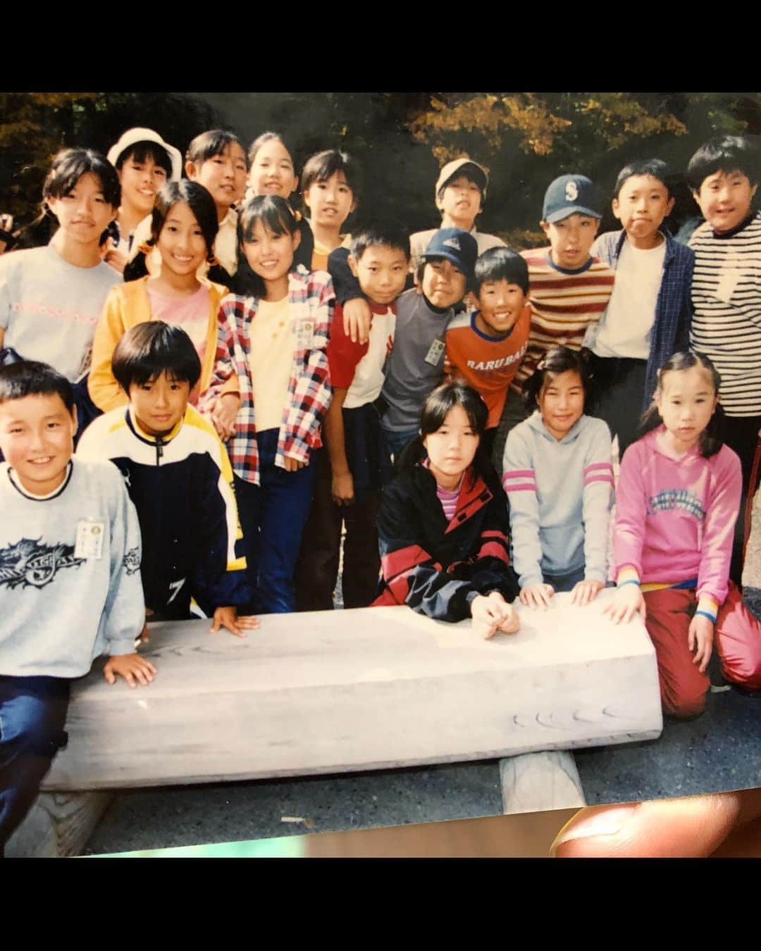 町田也真人のインスタグラム：「. 懐かしシリーズ . 小学校の時私服はほぼジャージ✌️ . 靴下はほぼサッカーソックス🙋‍♂️ . これは多分遠足です✨ . 髪の毛さらさら💇‍♂️ . #私服 #ジャージ #遠足 #どこでもジャージ」