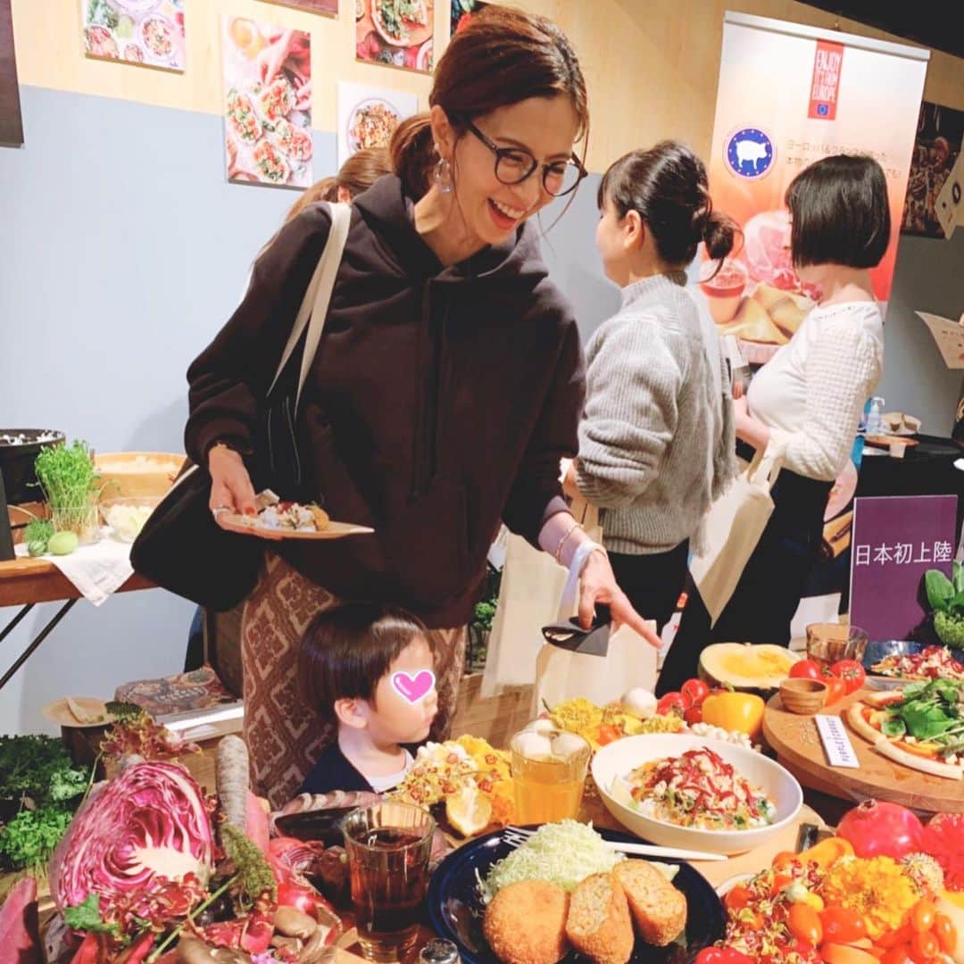安田美沙子さんのインスタグラム写真 - (安田美沙子Instagram)「先日エルグルメフーディーズフェスへ行って来ました✨ 日本初上陸の、ヴィーガンミールキットは、お手軽にヴィーガンのごはんが作れるそう✨ とても色鮮やかで美味しかった❤️息子も色んなお野菜が気になり、手に取っていました。 これも食育だなぁ😊✨ 色んな食べ物があって、勉強になったのでした。 二子玉川にちゃんと行ったのが初めてで、おのぼりさんな私でした✨ . . . #ellegourmetfoodiesfes2019  #vegan  #食育 #oisix #酒粕ケーキ #オニオングラタンスープ」10月28日 17時37分 - yasuda_misako