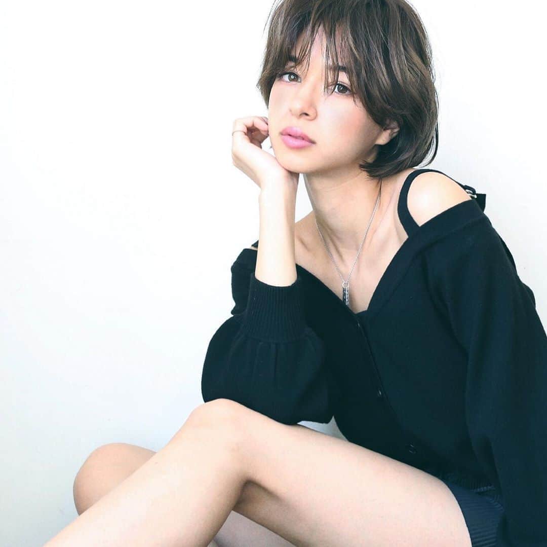 渡部幸也のインスタグラム：「今日はサロンは定休日いただいてます🙇 また30日の水曜日からのご予約、お待ちしてます✂︎😃 そして先日の26日の土曜日は、愛知県の藤田医科大学の学園祭のトークショーに、ヘアメイクのお仕事で行って来ました🚅 かなり広い講堂で本当にたくさんお客様に来ていただけて、とても楽しく仕事させてもらいました✨ ありがとうございました🤗  #ヘアスタイル #ヘア #髪型 #ヘアカタログ #ヘアセット #くせ毛風パーマ #透明感カラー #藤田医科大学 #恵比寿美容院 #代官山美容室 #代官山美容院 #美容学生 #中目黒美容師 #代官山美容師 #恵比寿美容師 #中目黒美容室 #中目黒美容院 #恵比寿美容室 #サロンモデル #中目黒ランチ #恵比寿ランチ #hpb_hair #中目黒 #代官山 #恵比寿 #渋谷 #ar_magazine #murua #emoda #americanvintage」