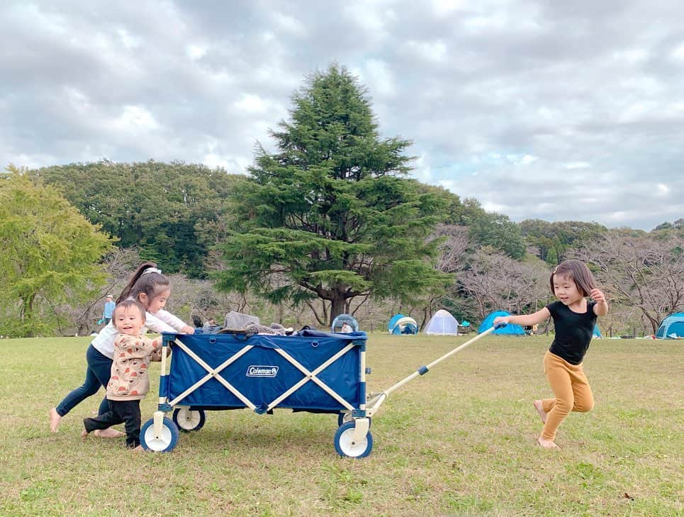 小田切恵子さんのインスタグラム写真 - (小田切恵子Instagram)「週末は #こどもの国 へ ちょうどいいお天気で最高にきもちよかった🐛🌳🐝🍂 荷物も子供達もまとめて運べるアウトドアワゴン @colemanusa が大活躍でした🌈楽しそう🧡  広すぎて遊びきれていないので..また行きたいな🐛 #picnic」10月28日 17時46分 - keikoodagiri101