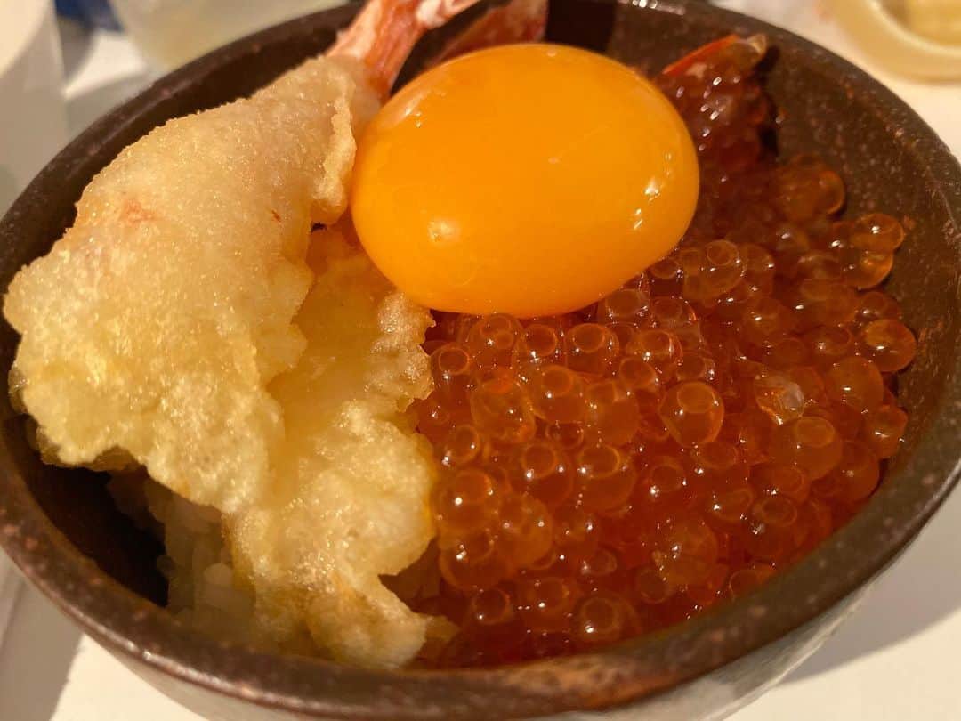 岡友美のインスタグラム：「#昨日食べたイクラ丼 #海老天 #これをかてに1週間がんばろ #堺筋本町」