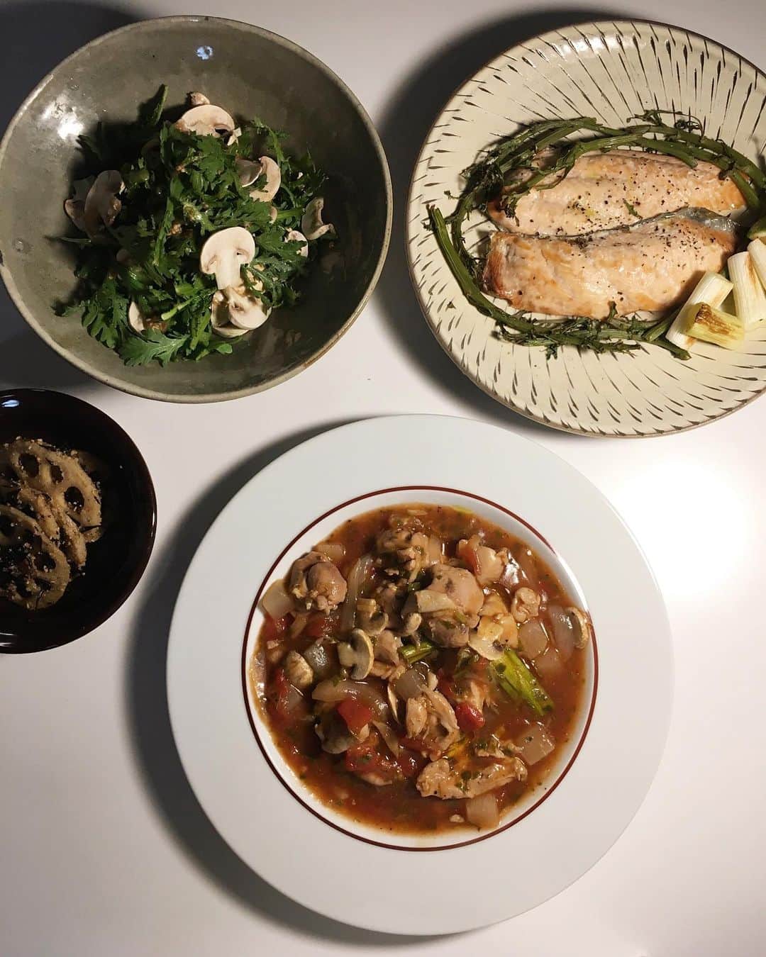 北澤 宏美さんのインスタグラム写真 - (北澤 宏美Instagram)「おはよう月曜😪 きのうの夜ごはん 時間ない時は簡単煮込みとオーブン活用でめちゃ時短 ◼️鶏肉とケール、ありもの野菜でトマト煮込みスープ兼 ◼️サーモンのグリル、春菊の茎、ネギと共に ◼️春菊とホワイトマッシュルームのサラダ ◼️蓮根とひじきのきんぴら作ってたけど、胡麻を使い切りたく途中から胡麻和えに切り替えた ◼️ごはん  #おうちごはん」10月28日 8時50分 - romihy58