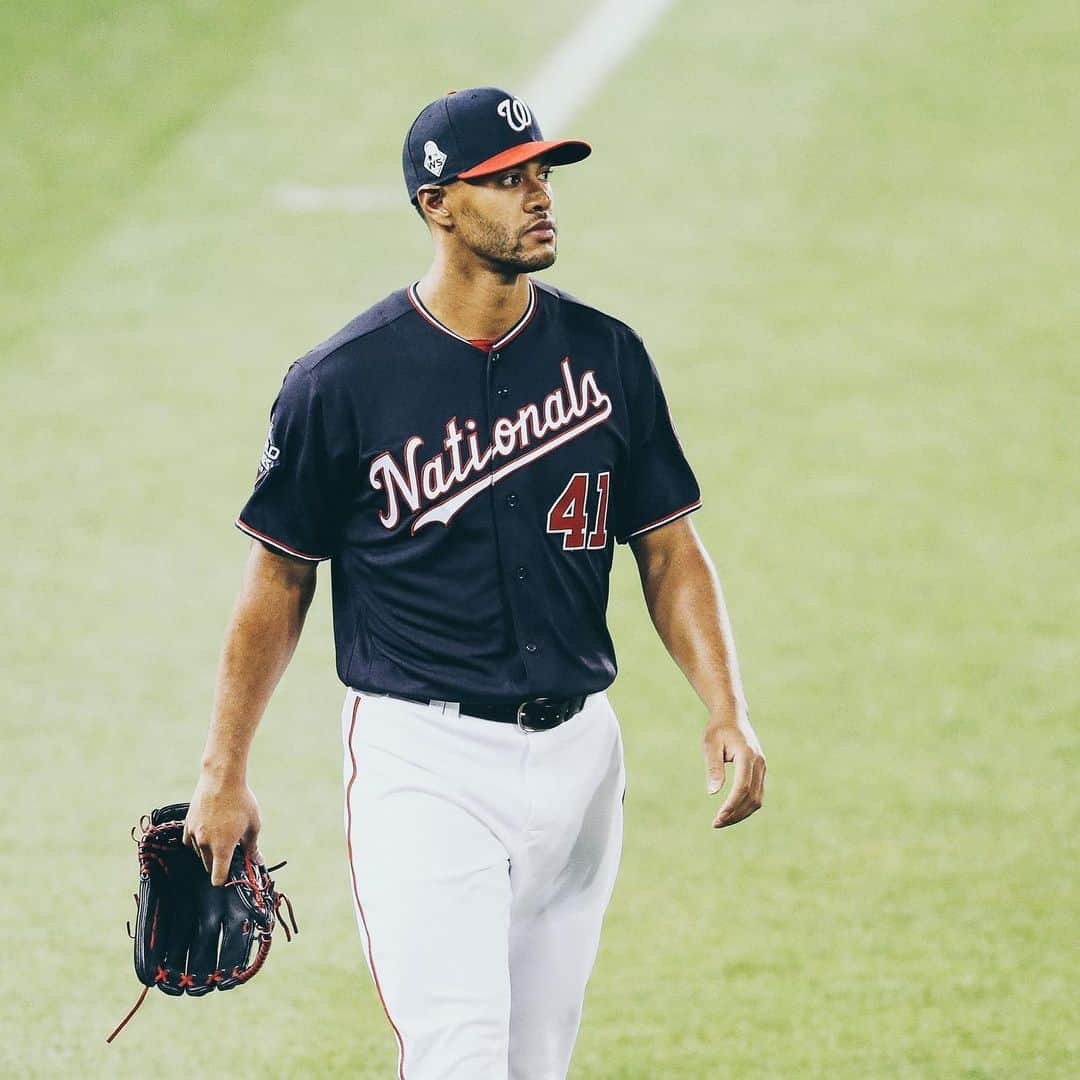 MLBさんのインスタグラム写真 - (MLBInstagram)「Nats fans stand behind their starter. #WorldSeries」10月28日 8時52分 - mlb