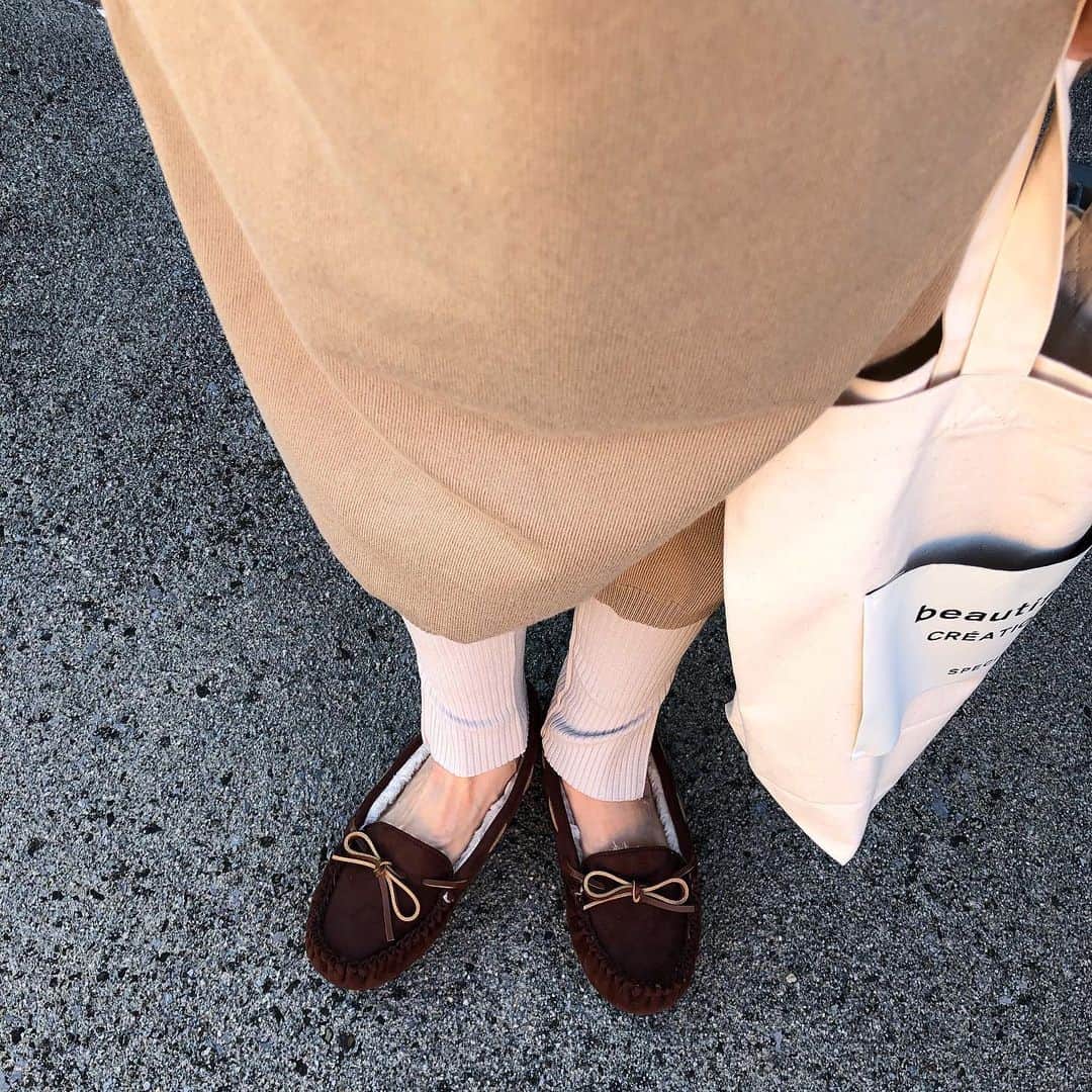 akko0718さんのインスタグラム写真 - (akko0718Instagram)「10月28日(月) . . 軽くてあったかい @reedit_official のモカシンシューズ🐑 . たくさんカラーがあって迷ったけどブラウンにした‪⸜‪‪☺︎‬⸝‬‪‪ 普段23.5〜24センチで素足でLはいてぴったり👌 タイツや靴下はいてもきつくない👏 . ふあふあのボアであったかくてにやけちゃう( ´⚰︎` )💕 . ニットワンピは @arco_iris.shop  次はマフラーぐるぐるに巻いて着よっと☺︎︎❤︎ . LINEの友達登録で10%offクーポンプレゼント中だよ🎁 . . #アルコイリス #リエディ #reedit #kaumo_fashion #locari #ponte_fashion #ootd_kob #r_fashionista #mineby3mootd #おちびコーデ #おちびの輪 #低身長ファッション #プチプラファッション #シンプルコーデ #アラフォーコーデ #155cmコーデ #オトナカジュアル #大人カジュアルコーデ #モカシンシューズ #ワントーンコーデ #ベージュコーデ #ブラウンコーデ #ニットワンピース #リブレギンスパンツ」10月28日 8時56分 - akko0718