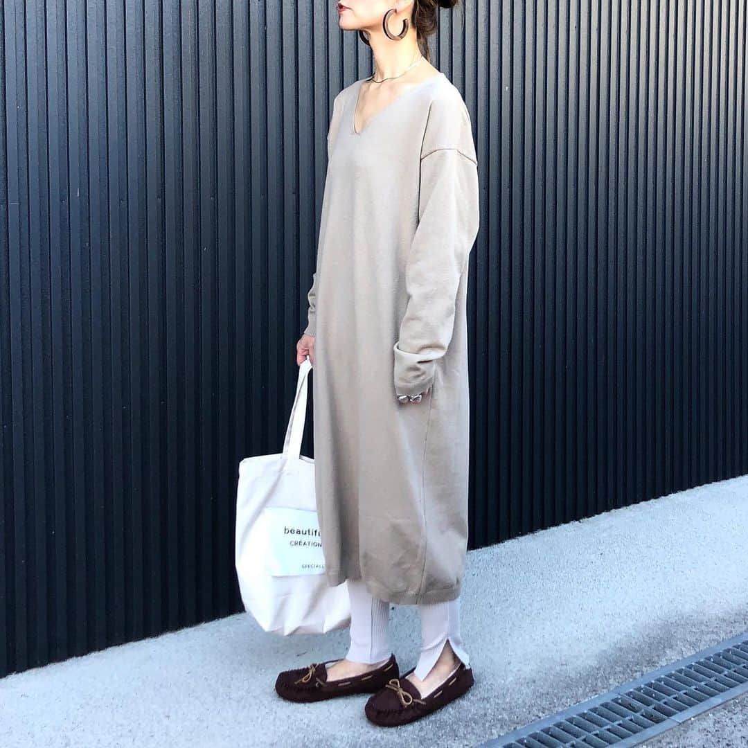 のインスタグラム：「10月28日(月) . . 軽くてあったかい @reedit_official のモカシンシューズ🐑 . たくさんカラーがあって迷ったけどブラウンにした‪⸜‪‪☺︎‬⸝‬‪‪ 普段23.5〜24センチで素足でLはいてぴったり👌 タイツや靴下はいてもきつくない👏 . ふあふあのボアであったかくてにやけちゃう( ´⚰︎` )💕 . ニットワンピは @arco_iris.shop  次はマフラーぐるぐるに巻いて着よっと☺︎︎❤︎ . LINEの友達登録で10%offクーポンプレゼント中だよ🎁 . . #アルコイリス #リエディ #reedit #kaumo_fashion #locari #ponte_fashion #ootd_kob #r_fashionista #mineby3mootd #おちびコーデ #おちびの輪 #低身長ファッション #プチプラファッション #シンプルコーデ #アラフォーコーデ #155cmコーデ #オトナカジュアル #大人カジュアルコーデ #モカシンシューズ #ワントーンコーデ #ベージュコーデ #ブラウンコーデ #ニットワンピース #リブレギンスパンツ」