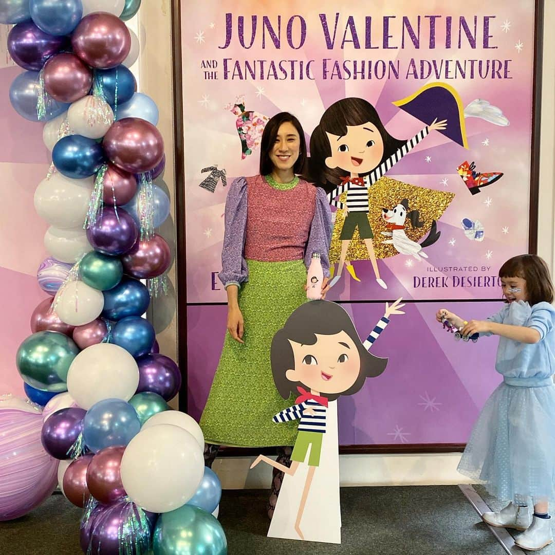 エヴァ・チェンさんのインスタグラム写真 - (エヴァ・チェンInstagram)「Day one of book tour: ✅! Thank you to @blacktwine for making @barnesandnoble extra dreamy (thousands of books is pretty dreamy already IMO) and to the whole team and B&N and @macmillankidsbooks and @caithoyt for the support! And @tbannister for grabbing Tao off the stage when he took control of the mic! And my parents for keeping Ren from falling off the stage for the tenth time! And Ren for being Ren, just as she is.」10月28日 8時58分 - evachen212