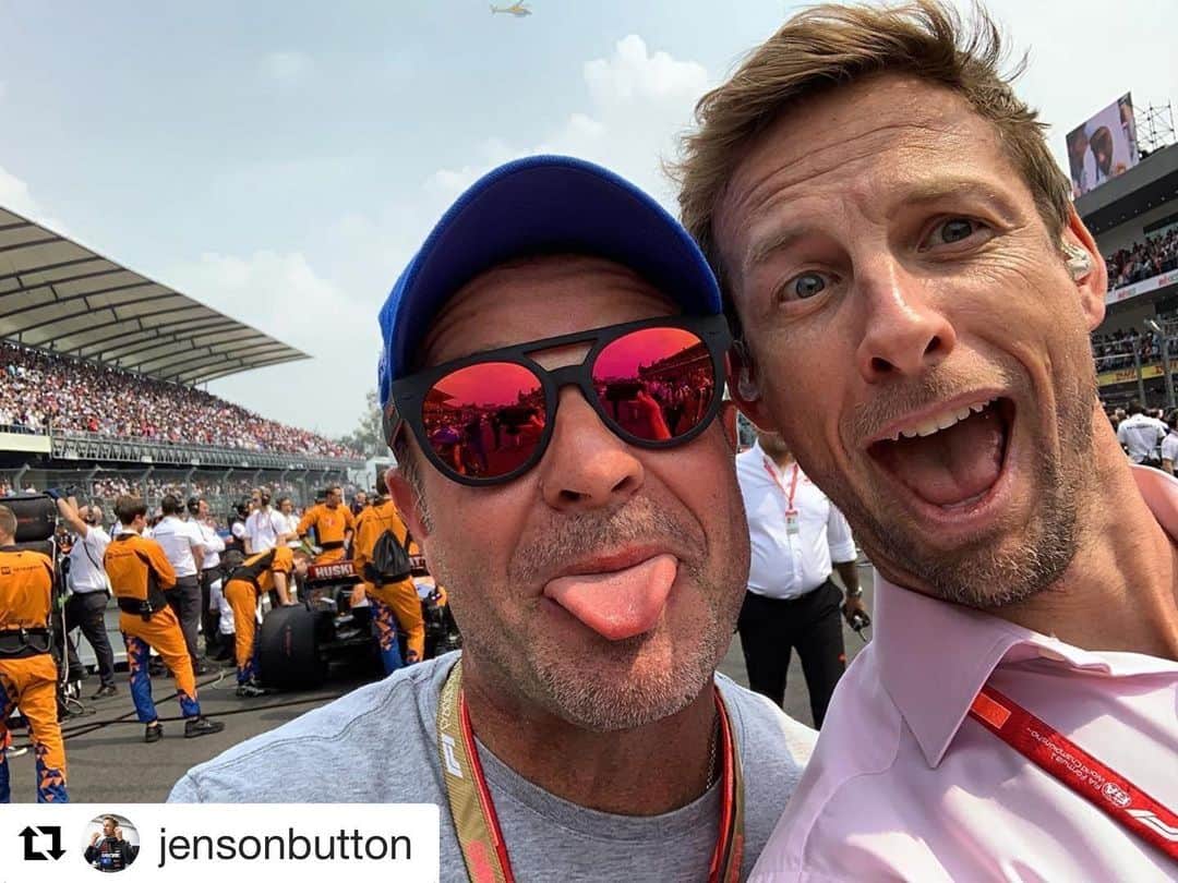 F1さんのインスタグラム写真 - (F1Instagram)「‘Selfie goals’, by J Button and R Barrichello 🤳😄😝 .  Repost x @jensonbutton .  Great to catch up with the best team mate ever @rubarrichello at the Mexico GP today. What a lovely bloke he is who lives and breaths the sport we love.」10月28日 9時23分 - f1