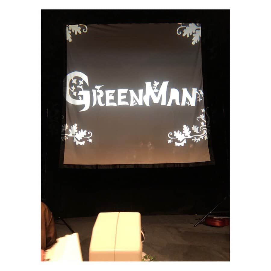 中山忍さんのインスタグラム写真 - (中山忍Instagram)「泣いちゃったよ 。 「GREEN MAN」プーク人形劇場にて観劇して きました  GREEN MANの世界のなかで タマちゃんはまるでスナフキンのように自由で クールでひねりがあって素敵だった！  GREEN MANが心を寄せた少年を ようやく抱きしめることができたとき、素直に ああよかったね、とその慈しむようなあたたかさにホロリとしました  舞台が終わった後、 近くで人形を見ませんか？ 写真撮ってもいいですよ！との お言葉に甘えて、ステージの近くへ  何よりその人形の繊細さにビックリ‼️ この人たちはこの舞台にどれほどの 情熱と愛情を捧げて、いくつ眠れない夜を 乗り越えて、今日の千穐楽を迎えたのだろうと 想像するだけで、胸がきゅーんとしました  大盛況のうちに千穐楽を迎え、東京公演は終了 されたそうです  見逃した方は12月に香川公演があるそうですよ！  もう一度、観たいなぁ✨ @tamamidnight  #タマ伸也　#タマちゃん #かっぱに恩返し #望ノ社　#人形　#影絵」10月28日 9時28分 - _shinobu_nakayama_