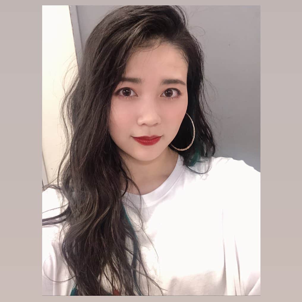 のインスタグラム：「アー写の撮影のときのオフショットちょこちょこ出してく💜  #yuisa #erg #えるぐ #엘구 #オフショット #얼짱 #샐카 #좋아요반사 #selfie」