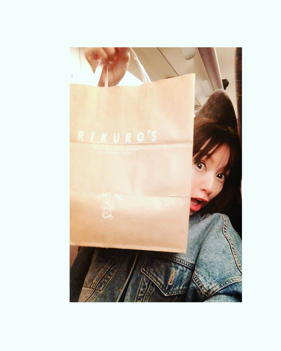 鈴木亜美さんのインスタグラム写真 - (鈴木亜美Instagram)「昨日は大阪日帰りでDJのお仕事‼️ 帰りはダッシュでも、しっかりお土産❤️ #551蓬莱 と#りくろーおじさんのチーズケーキ」10月28日 9時36分 - amiamisuzuki