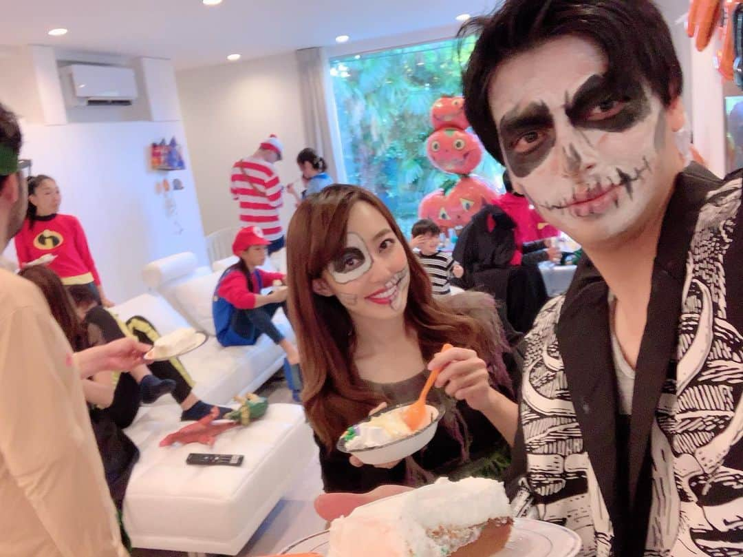 アレクサンダーさんのインスタグラム写真 - (アレクサンダーInstagram)「ハロウィンだよん🎃👻🧟‍♀️ #みんな集合 #リビング #party」10月28日 9時42分 - alexanderfriends