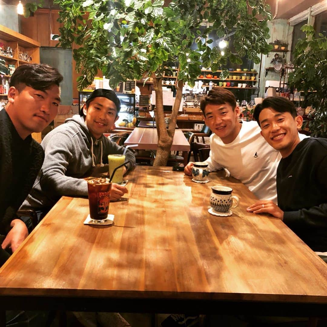 池田圭さんのインスタグラム写真 - (池田圭Instagram)「ミヌとソングン、そしてジャンが今年オープンしたカフェに行きました☕️ 相変わらずのミヌとソングンはnice guyで、ミヌは髪を少し染めて、ソングンはイケメン雰囲気を若干だしていました。  ジャンは自分のカフェを経営していて、美味しいコーヒーを作る為に、経営者としての様々な工夫をしていました。 でも何よりコーヒーとても美味しかったです。  どちらの写真にも写っているのはソウです。 高校時代はドンギリって呼ばれてました。 意味は、ながいうんちです。 一応友達で、18年の付き合いになります。今回もアテンドしてくれました。 みんなありがとう！  #ウルトラ水原 #カムサハムニダ」10月28日 9時44分 - ikedakei1020