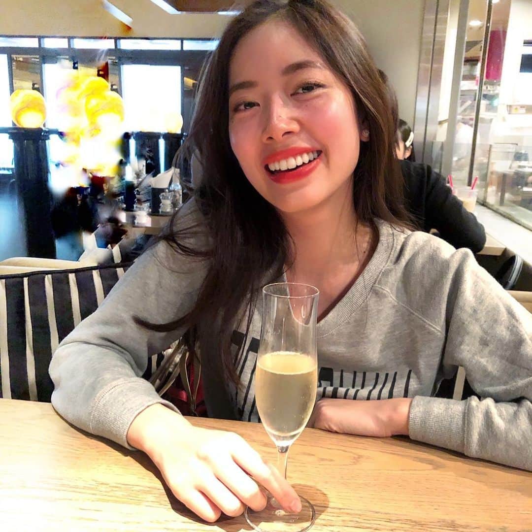 のインスタグラム：「🥂✨」