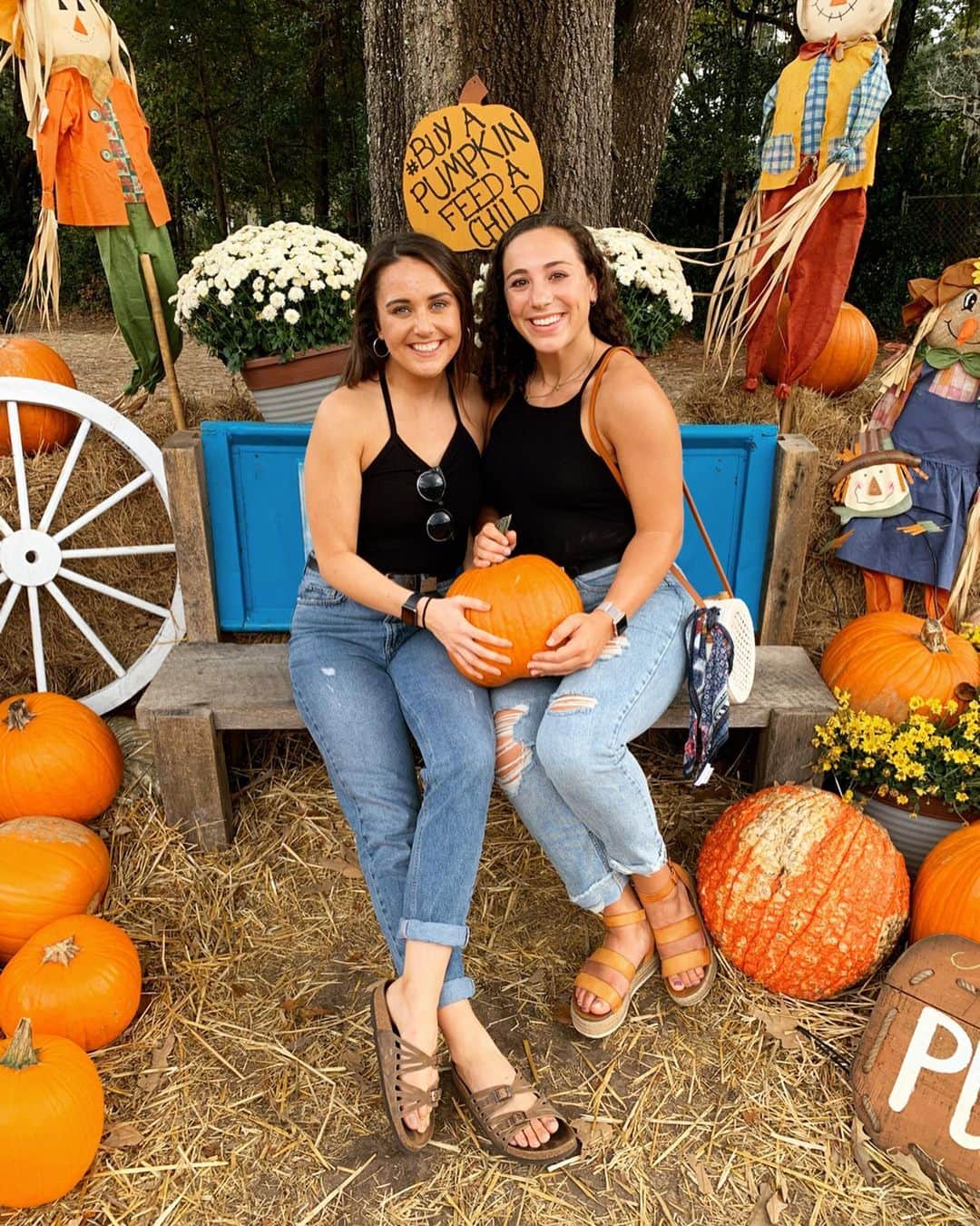 アメリア・ハンドレイのインスタグラム：「Grateful for cars, planes, buses, ubers, and scooters, because they all brought you to me. This is one special friendship that I am forever thankful for. Love you so so much 🎃 💙」