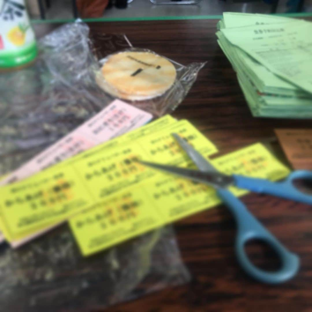 岡本安代さんのインスタグラム写真 - (岡本安代Instagram)「▶︎朝イチバザーで食券斬りっ！ おはようございます！ 月曜日の朝！バザー侍、参上！ 絶賛PTA活動で始まるの巻！ 役員の皆様、いつもありがとうございます！ お見事様でございます！ 今週も頑張りましょうーー！ #走り続ける岡本家 #5人の子育てママウンサー  #岡本安代 #絶賛ブログ更新中 #トップ画面からぜひ！」10月28日 9時57分 - okamoto.yasuyo