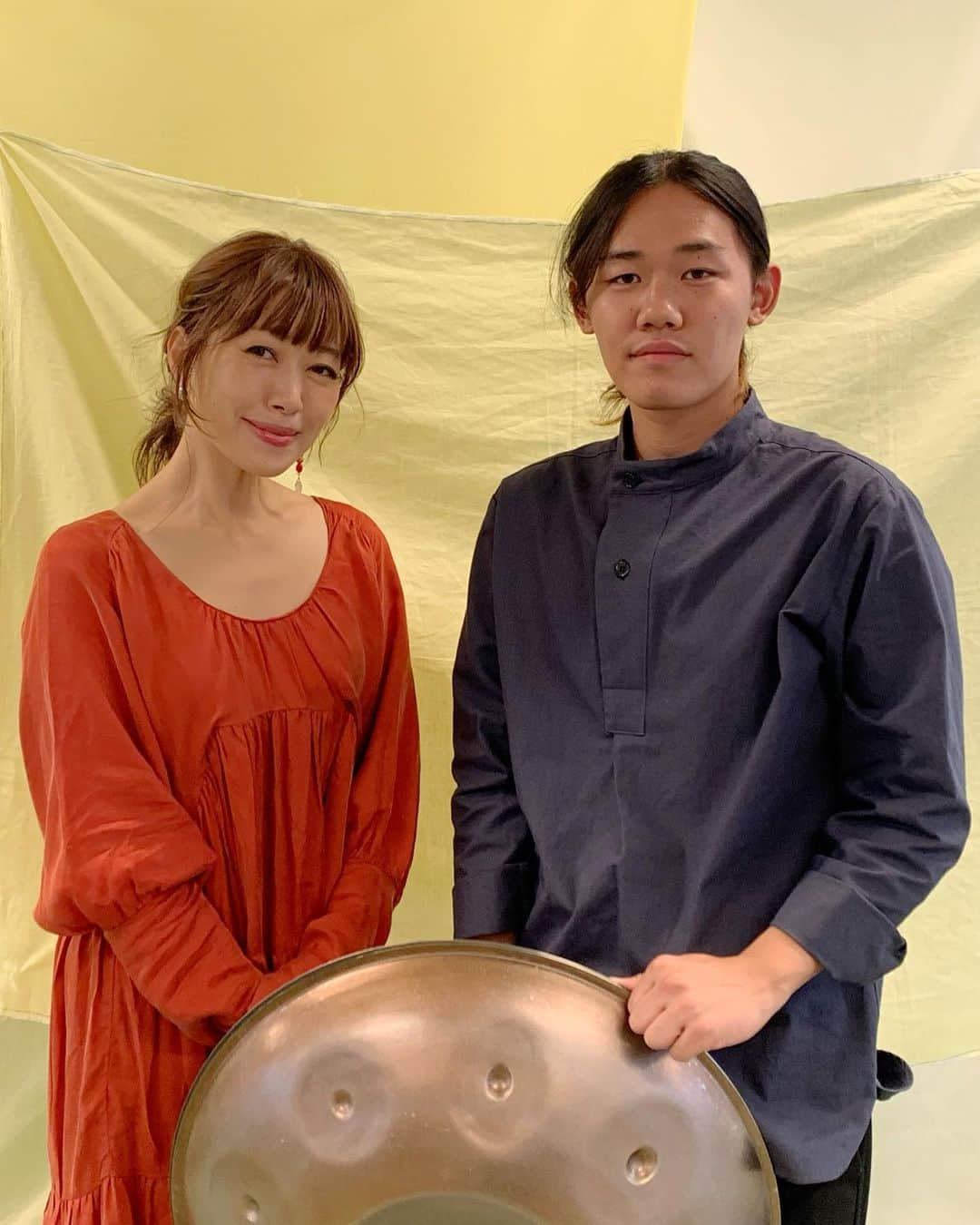 坂本美雨さんのインスタグラム写真 - (坂本美雨Instagram)「かぞくのアトリエ @kazoku_no_atelier での〈音楽と空想のサーカス〉で、ハンドパン奏者 久保田リョウヘイくん @rkhang との初デュオ。  ハンドパンの響き、感じてほしかった。 いろんな年代のたくさんの子どもたちの前での演奏。 興味津々にのぞき込んだり、すみっこでブレイクダンスしてる子がいたり、いつのまにかウトウトしていたり…。 いい音だな〜と体のどこかで感じてくれてたらいいな。」10月28日 10時00分 - miu_sakamoto