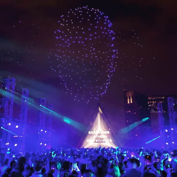 DJ DARUMAのインスタグラム：「昨夜ケンジ君(@kenji_kohashi に お誘い頂き初めてのドローンショーへ。 夜空で展開される新しいエンターテイメントは圧巻！！ 🛸🛸🛸🛸🛸🛸🛸🛸🛸🛸🛸🛸🛸🛸 遂に"未来"が来た事に心から感動しました。 チームの皆さん超リスペクトです！  @kenji_kohashi @tkmivj 🙏🏻」