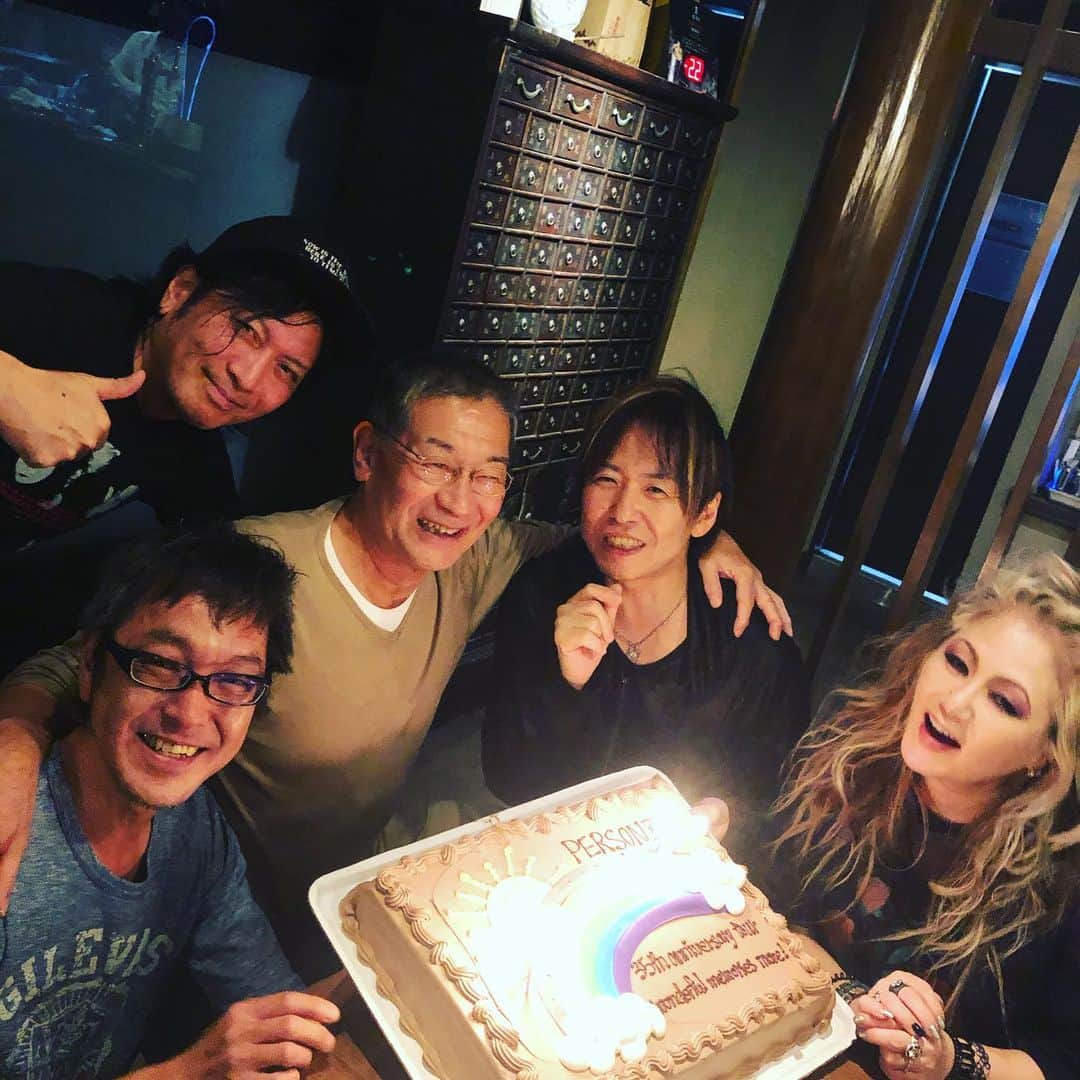 のインスタグラム：「福岡❣️LOVE❣️ ツアーファイナル最高。  テイチクで私たちをメジャーデビューさせてくれた真田さん。彼がいなければ今のPERSONZはないんです‼️みんないい顔❣️ さぁ、今日からは12月のJAZZ CLUBライブ目指してまたフレッシュな気分で進みます💪  ありがとう❣️ #201910228 #10月27日福岡電気ビルみらいホール #ワンダフルメモリーズツアファイナル　#wonderfulmemoriestourfinal  #詳細はオフィシャルサイトpersonznet #personz  #jillpersonz @jillpersonz #楽久虎」