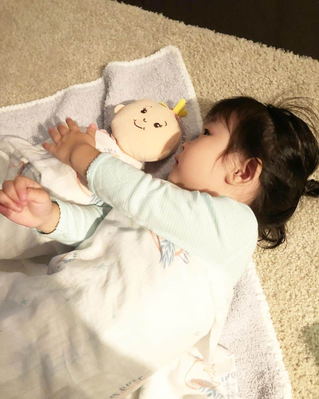 田中雅美さんのインスタグラム写真 - (田中雅美Instagram)「赤ちゃんを寝かしつける2歳児💕  #2歳 #女の子 #もう母性があるのかしら」10月28日 10時12分 - tanakamasami_official