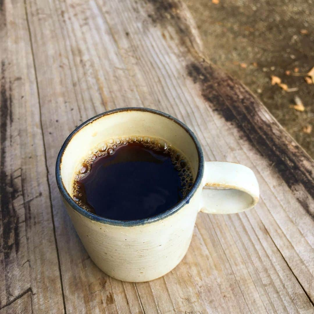 千紘れいかさんのインスタグラム写真 - (千紘れいかInstagram)「外で飲むコーヒーは最高だ☕️🍂 #コーヒー #珈琲 #散歩 #秋の訪れ #ゆとり #のんびり #暮らしを楽しむ #自分を楽しむ #太陽を浴びる」10月28日 10時17分 - chihiro.reika