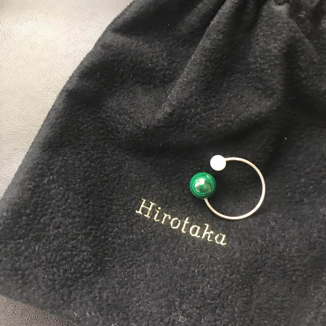 秋本祐希さんのインスタグラム写真 - (秋本祐希Instagram)「Hirotaka @hirotakajewelry  あれもこれも欲しくなってしまう 大好きなジュエリーブランド❤︎ 新しくopenした丸の内店は Hirotakaさんの世界観がつまった美しい空間✨ 熱帯雨林のテーマにそったディスプレイも素敵☺︎ さっそく 新作のマラカイト×パールのイヤーカフをget ジュエリーでの色遊びも楽しい❤︎ #hirotaka #hirotakajewelry #jewelry #earcuff」10月28日 10時18分 - ayuuki0908