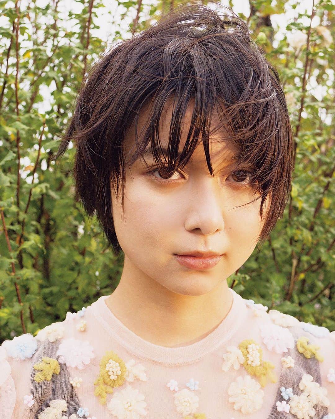 NYLON JAPANさんのインスタグラム写真 - (NYLON JAPANInstagram)「《NYLON JAPAN 12月号 本日発売！》 ユースの主張を謳う、本日発売のNYLON JAPAN 12月号のカバーガールに、19歳のフレッシュな女優 #上白石萌歌 ( @moka____k )が登場！　14ページに渡るカバーストーリーでは、ハイファッションを自由に楽しむヴィジュアルとともに、彼女からのポジティヴな言葉を紹介。さらに、総勢147組によるメッセージにも注目して。  詳細はWEBをチェック▶︎ https://www.nylon.jp/NYLON187  december issue Say It  model @moka____k  photographer @photobyphotomaker styling @yoppy0105 hair @miho_emo_ makeup @naoyossii  #nylonjapan #nylonjp #Decemberissue #covergirl #MokaKamishiraishi #fashion #beauty  #caelumjp」10月28日 10時25分 - nylonjapan