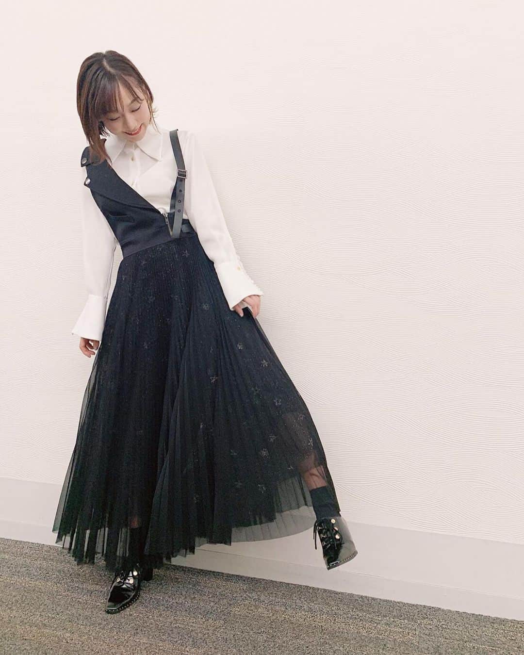 のインスタグラム：「毎週日曜日のレギュラーMC📍 昨日の「熱闘！Mリーグ」 須田亜香里さんの衣装です🎩  #須田亜香里 #ske48 #Mリーグ #麻雀 #styling #monotone #layered #smile #fashion #l4l #f4f #idol  #今週のMリーグドレッシング」