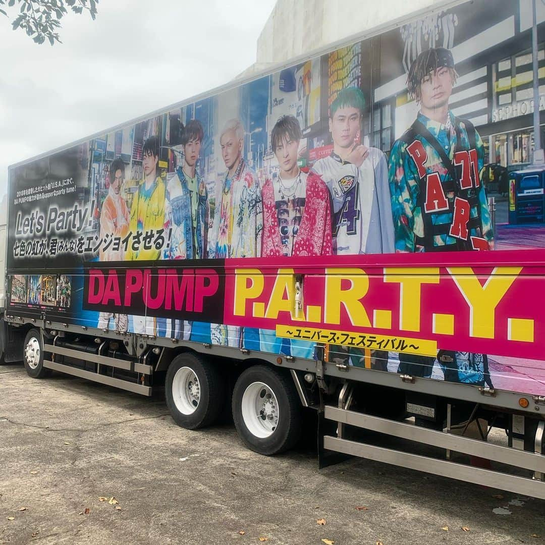 ISSA さんのインスタグラム写真 - (ISSA Instagram)「‪「LIVE DA PUMP 2019 Funky Tricky Party」本日から２公演は福岡サンパレス✨‬ ‪ラッピングツアートラックとグッズも見て大いに歌って踊ろうぜ👍 #livedapump2019funkytrickyparty ‬ ‪#本日4公演目 ‬ ‪#明日5公演目 ‬ ‪#福岡サンパレス2days ‬ ‪#全員参加型ライブ ‬ ‪#funkyでtrickyなparty ‬」10月28日 10時35分 - issa_hentona