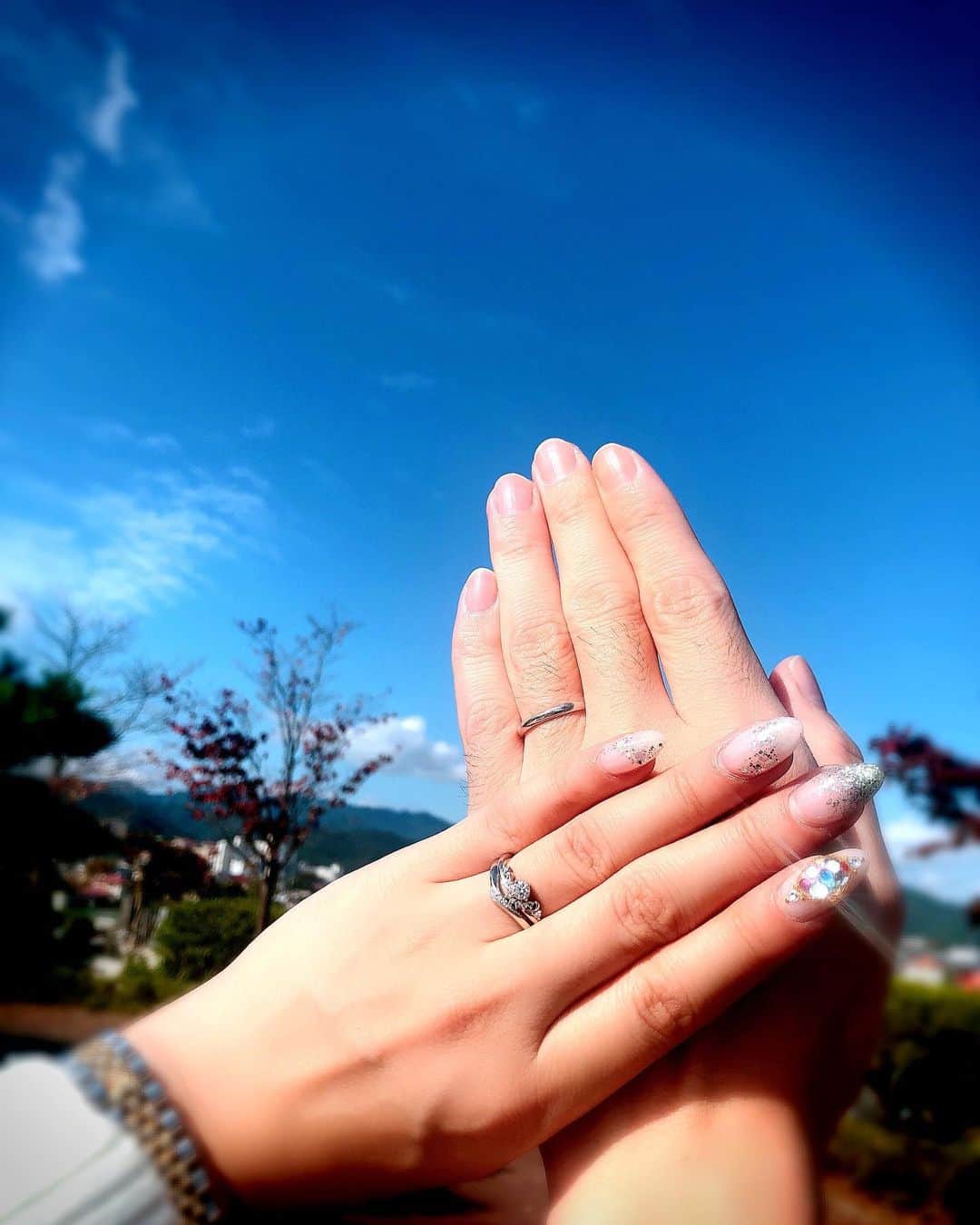 野崎鮎のインスタグラム：「♡ご報告♡ いつも応援してくれているみなさんにご報告があります。 私事ではありますが今年の1月に入籍いたしました🥰 一緒に過ごす日々の中で信じられない沢山の奇跡と遭遇して、心が穏やかで温かい気持ちになり 今後の人生を共に歩んでいきたいと思いました。  お互いの大切な家族、親友、友達、 仕事仲間のみんなのサポートのおかげで 私の誕生日に無事に入籍する事ができました。  何よりも大好きな母が1番喜んでくれたこと、 今は亡き大好きな父にも嬉しい報告ができた事を幸せに思います♡  旦那様は、とっても明るくて楽しい人です。 私の事を1番に考えてくれる優しい人。 私の仕事を応援してくれています。  私も旦那様のお仕事を尊敬し応援しています。  お互いに支え合い、思いやり、感謝の気持ちを忘れず笑いの絶えない温かい家庭を理想とし 1日1日を大切に過ごしていきたいと思います。  温かく見守っていただけたら嬉しいです。  いつも応援ありがとうございます。 これからもよろしくお願いいたします。  野崎 鮎 #ご報告 #入籍 #結婚 #wedding  #marriage #happy #love #marriagering  #アイノカタチ  #ぱぱのお墓のお空  #幸せ #空 #photooftheday #誕生日 #birthday #記念日 #anniversary #miracle #奇跡 #愛  #大切な人 #大切な時間」