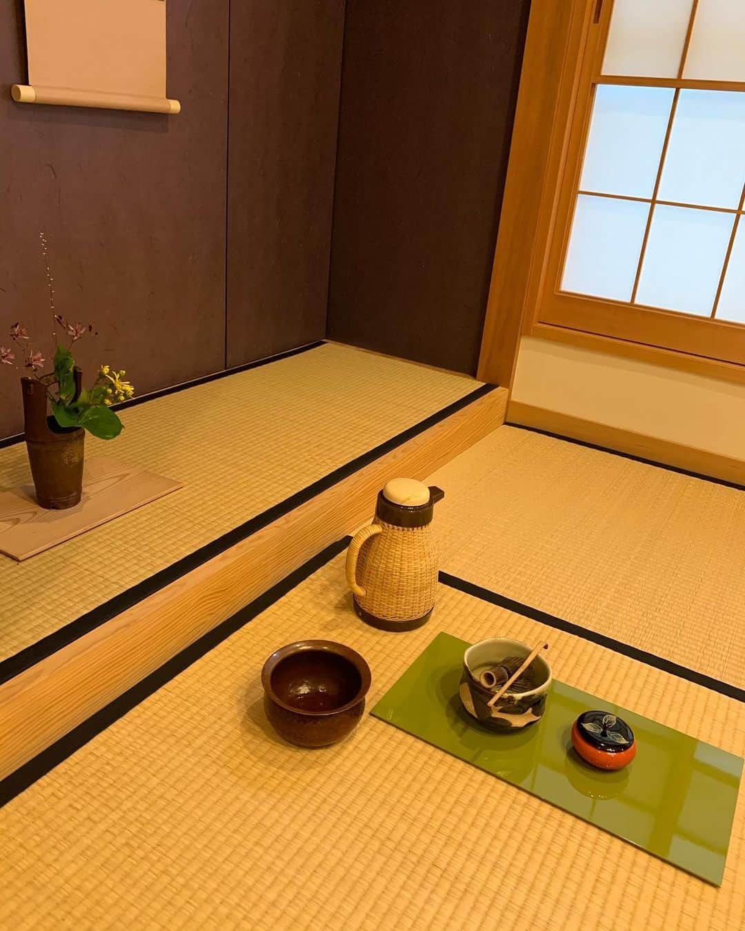 藤代有希さんのインスタグラム写真 - (藤代有希Instagram)「先日のお稽古の様子🍁  畳でのお稽古と共にいよいよ来週土曜日となりました　#お茶ヨガ @bukatsudo さんでのイベントクラスのお稽古を先生につけて頂きました。🌿 型があるからこそ、移り変わる　いま　そして　いまの私　を感じらる時間。  そこに良いも悪いもつけずに過ごす私の真ん中に還れるそんな時間が、ヨガやお茶の時間です。  皆様の真ん中へ帰れるお手伝いできたらいいなぁ。 【お茶ヨガ…at BUKATSUDO】 満席でしたが、2名空きができました😃 初めての方も是非ともお問い合わせください。 正座できなくても大丈夫です💓  ヨガ→お茶🍵💐 とっても楽しくてリラックスなお時間となります。初めての方も大歓迎‼️ 身体に気づいて、呼吸に気づいて、いま に気づいて過ごす。 五感を研ぎ澄ましてマインドフルネスな時間を一緒に過ごしませんか？💓 日常生活では当たり前のように無意識に身体を使って、息をして過ごしています。 ヨガのポーズや呼吸を上手にやろうとする必要なく、ただ自分の身体や呼吸に気づいて過ごす。 意識的に身体や呼吸をすることで、自然とリラックスが生まれ元々ある本来の素晴らしさや幸せに気づける時間となります💓  ご予約はインスタグラムのDMまたはTOPページからHPのお問い合わせフォームよりお願い致します。 ご予約ご案内をお送り致します。  皆さまからのご予約お待ちしております🙏😃 ✳︎日時…11/9(土) 11:00〜12:20頃まで ✳︎場所…BUKATSUDO #桜木町 #みなとみらい ✳︎お持ち物…リラックスして動ける服装、お水 ✳︎定員…8名 ✳︎料金…¥2,750 （お抹茶、お菓子代込み） ・今回こちらのスタジオさんの撮影が入ります。ご参加の方々のお顔は写らないよう撮影させて頂きますが気になる方は直接ご予約の際にお知らせください。 ・キャンセルポリシー…1週間前からキャンセル料が発生致します。 ・完全ご予約制です。 ・お着替え場所もご用意あります。  お気軽にお問い合わせください💓  #藤代有希 #ユキ  #お茶ヨガ #yoga #ヨガ #ヨーガ #メディテーション #meditation #瞑想 #teaceremony🍵 #teaceremonyonthemat#マインドフルネス #ヨガインストラクター #ボディバランストレーナー #ブーサング #横浜 #bukatsudo #健やかに #しなやかに」10月28日 11時01分 - yukifujishiro_official
