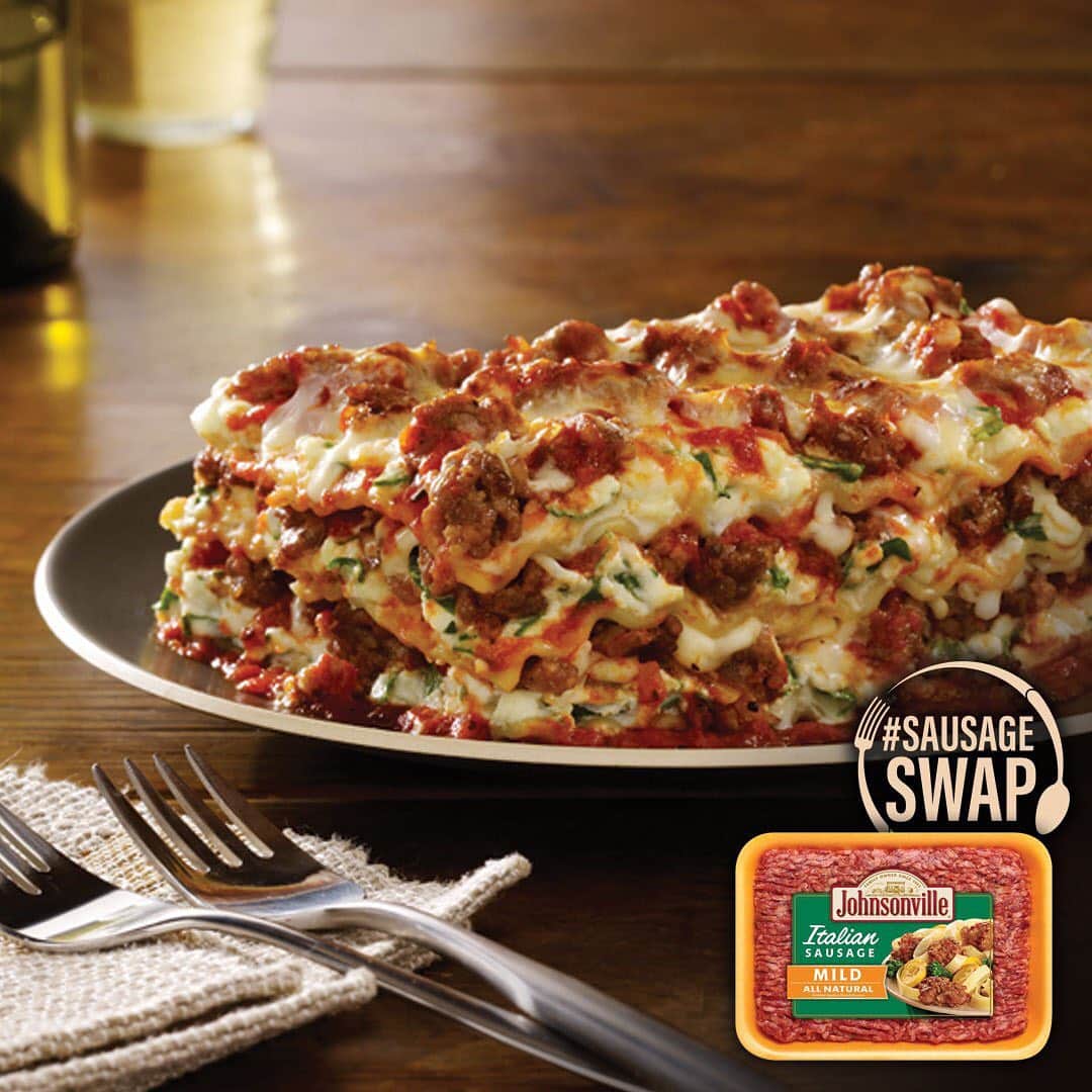 ジョンソンヴィルのインスタグラム：「Raise your hand if you love lasagna ✋  Us too. Especially with the added flavor bonus of #Johnsonville sausage. Swap in flavors like Sweet, Hot and Mild Italian, even fully cooked Rope Sausage for unforgettable taste. Feeling adventurous? Mix them together, it's GOOD.  #SausageSwap recipes available @ link in bio.」