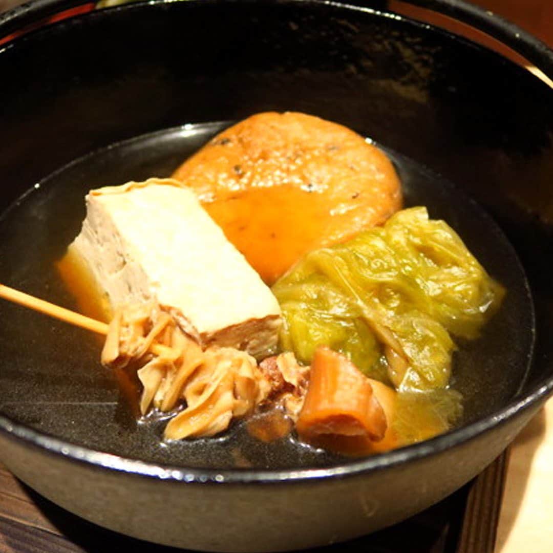 東京カレンダーさんのインスタグラム写真 - (東京カレンダーInstagram)「大きなおでん鍋は圧巻！どこか懐かしい味わいを生み出すのは、毎日注ぎ足す秘伝の出汁 愛媛県の郷土料理や、瀬戸内鮮魚・四国の味覚を都内で堪能できる『おとら』。 カウンターの目の前にある大きなおでん鍋は圧巻！ 盛り合わせでオーダーも可能だが、鍋の中からお好みの具材をチョイスするのもまた楽しい。 . 特製おでんは、毎日注ぎ足す秘伝の出汁が染み込んだ昔ながらのどこか懐かしい味。 . おでんの他にも、手打ち麺を使ったコシのあるうどんや、毎朝送られてくる瀬戸内海直送の新鮮な魚介が人気。 こだわりの地酒と共にしっぽりと2人の時間を楽しんでいただきたい。 . 店名 ▷おとら 西麻布 最寄り駅 ▷六本木 ジャンル ▷和食・おでん TEL ▷03-6451-1355 住所 ▷港区西麻布 2-13-12 シチュエーション ▷デート・友人 . ー続きは東カレwebまたはアプリにてー ▶︎『　東京カレンダー　おとら　』で検索！ . #東京カレンダー #tokyocalendar #東カレ#東カレグルメ#東京グルメ #food #foodie #tokyofood #yummy #japanesefood #instafood#美食 #おでん #東京美食　#關東煮 #だし活 #寒い日」10月28日 11時17分 - tokyocalendar