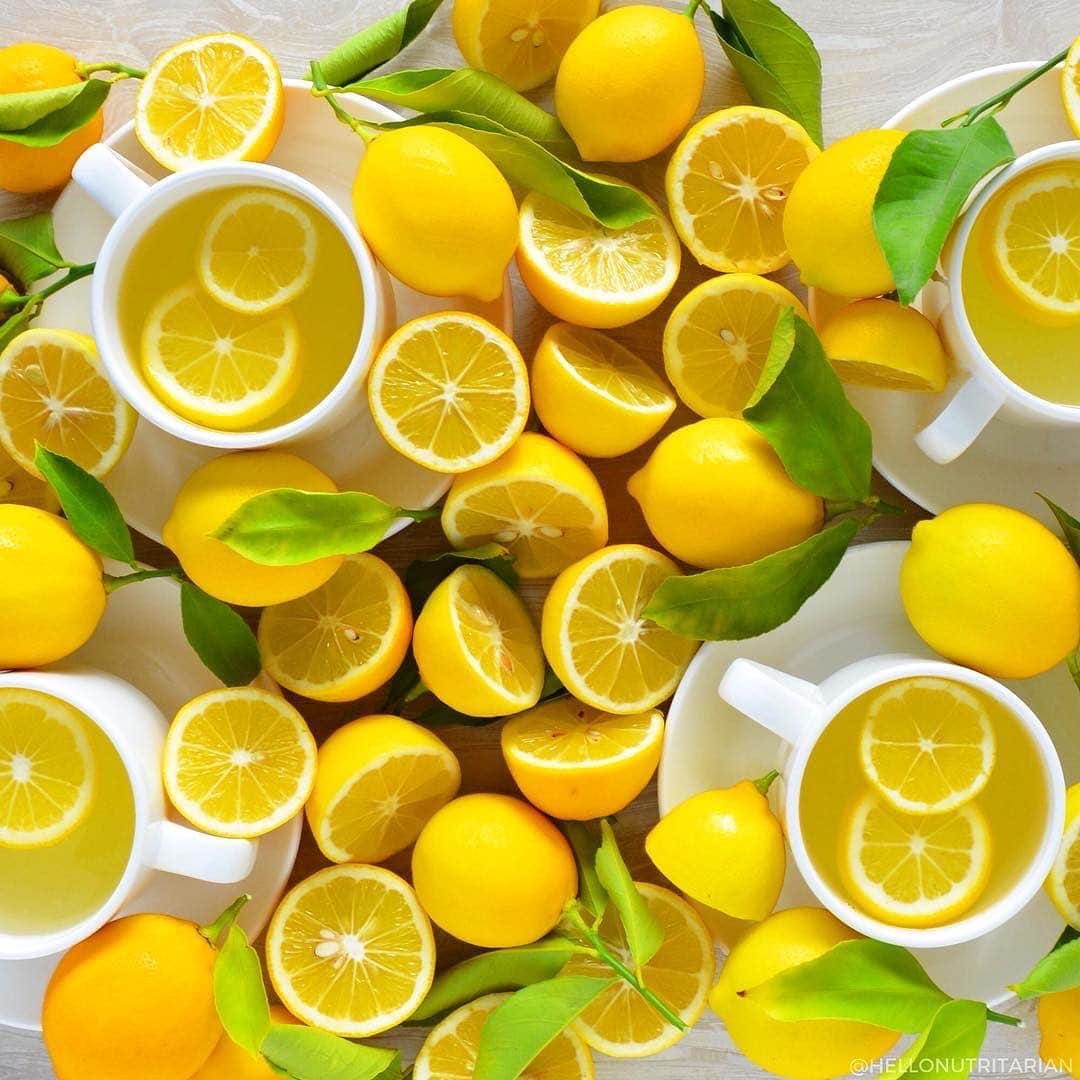 ケイラ・アイトサインズさんのインスタグラム写真 - (ケイラ・アイトサインズInstagram)「Lemon is one thing I use literally EVERY DAY in my cooking. My family has lemon trees so we usually have fresh ones from the garden at home, and lemon is ESSENTIAL for so many Greek dishes 🇬🇷🍋🇬🇷. So... my sister Leah showed me this AMAZING hack if you need lemon juice for cooking. You basically put a skewer through the bottom of a whole lemon, take it out and squeeze. The juice will come out via the the hole the skewer created and you're DONE. You don't need to cut the lemon AT ALL, the seeds don't come out, and you can put it back into the fridge and use again! ⁣ ⁣ Photo credit: @hellonutritarian」10月28日 11時32分 - kayla_itsines