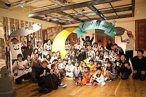 Flying Tiger Japanさんのインスタグラム写真 - (Flying Tiger JapanInstagram)「ファンミーティング2019「Welcome to the Ghost House 」東京 . 東京のゴーストハウスを形にしてくれた実行委員の皆さんをご紹介させてください✨ . ●(パーティー)P1チーム 天井や壁面の装飾を担当 @usamami  @partika_info  @sayaca_mama  @piii.tan @naremeruma . . ●(パーティー)P2チーム 大型フォトスポット、キービジュアル制作を担当 @sakino1129  @k_pocky @fuurin2019  @_mayamasuda_  @mikuakai . . ●(パーティー)P3チーム テーブルスタイリング、壁面を担当 @li2925  @yummys_gallery  @peachannel123  @haruto.69 . . ●アクティビティチーム 東京・京都のおばけダンスを企画 @maichiru  @____kens  @sanae.miyagi  @mihomiusora . . ●フードチーム 東京・京都のフードを企画 @fete.en.rose  @party_mimi_711  @megu____86 . . ●(音響)サウンドチーム @sanae.miyagi  @ftc_shin2 . . ●(ムービー)ビジュアルチーム @peachannel123  @shosuke_sasaki  @ftc_shin2 . . ビジュアルチームが企画し、撮影した「マネキン動画」は、IGTV📺よりご覧いただけます。魔女が、準備中に魔法をかけて、、、その後どうなる？！面白い仕上がりになっているので、是非ご覧ください🦹‍♀️ . . そして、京都編もお楽しみに！ . . . 実行委員の皆さんは、 #フライングタイガー部活 に入部している方々の中から、有志として参加してくださいました。みんなで意見を出しあえば、新しいモノが作れる。みんなで協力すれば、何でも形にすることができる。作る過程での意見交換や、和気あいあいと準備している時間が何よりも楽しい！そして、そこで一緒に楽しんでくれる仲間がいたらもっと楽しい連鎖が生まれる！ . フライングタイガー部活は、いつでも部員を募集しています☀️なんだか楽しそう！と思った方は、公式イベント/部活サイトより入部できるので是非チェックしてくださいね♩ . #ftcパーティー部 #ftcあそ部 . . . ================== まるで文化祭みたい。ファンの皆さんが集まり、作り上げたイベント『ファンミーティング2019』 テーマは、"ハロウィン🎃"ゴーストハウスをイメージして企画しました。 . 10月12日に開催予定だった当イベントは、台風19号接近のため、皆さんの安全を考え中止を判断させていただきました。今回ご参加いただく予定だった皆さま、申し訳ございません。 . 今回のイベントは、Flying Tiger Copenhagenの公式部活、 #ftcパーティー部 #ftcあそ部 の部員さんが集まり、実行委員として、装飾やフード、アクティビティ、映像、すべてゼロから考え、何度かのミーティングを重ね、準備を進めてきました！ . 当日開催はできませんでしたが、実行委員の皆さんの"最後まで形にしたい！"という共通の思いより、会場の装飾をしていただきました✨ . 形になった、ゴーストハウスには、部員の皆さんの沢山なのアイディアが隠れています👻少しずつ、ご紹介させてください！ . ハロウィンまであともう少し。これからハロウィンを楽しむ方へのヒントになったら、嬉しい限りです！ . そして、また、ストアでお会いしましょう♩ Have a wonderful Hallo ween! . . #ftcファンミ #フライングタイガーゴーストハウス」10月28日 11時33分 - flyingtigerjp