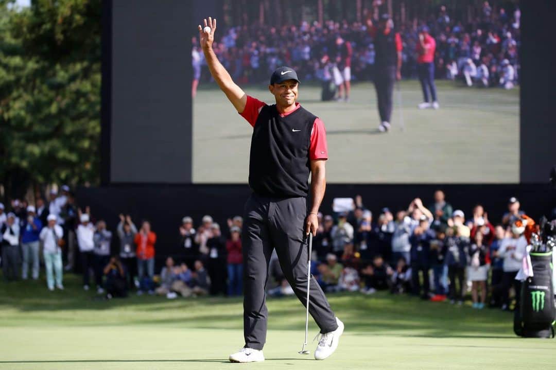 タイガー・ウッズのインスタグラム：「It’s an honor to be tied with Sam Snead for most wins in @pgatour history. Thanks Mom and Pop and everyone who helped make this possible. Hideki put up an amazing fight on his home soil, but to do this in Japan is something I’ll never forget. It’s been an awesome year. ‬」