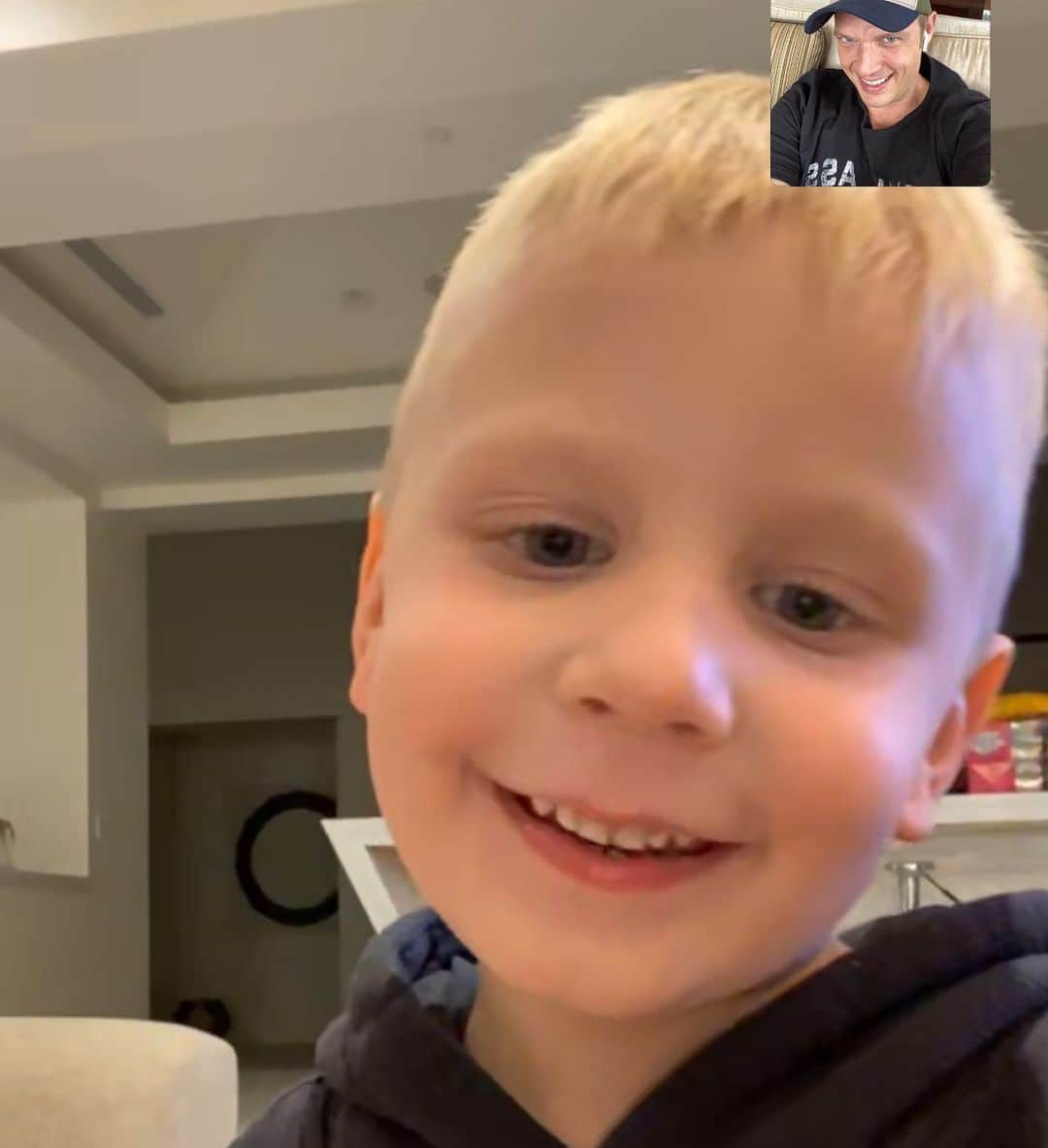 ニック・カーターさんのインスタグラム写真 - (ニック・カーターInstagram)「Missing my family. #family #facetime #children #happy #notacareintheworld #kids #fatherhood #fatherandson #bsbdna #dnaworldtour #ontheroad」10月28日 11時45分 - nickcarter