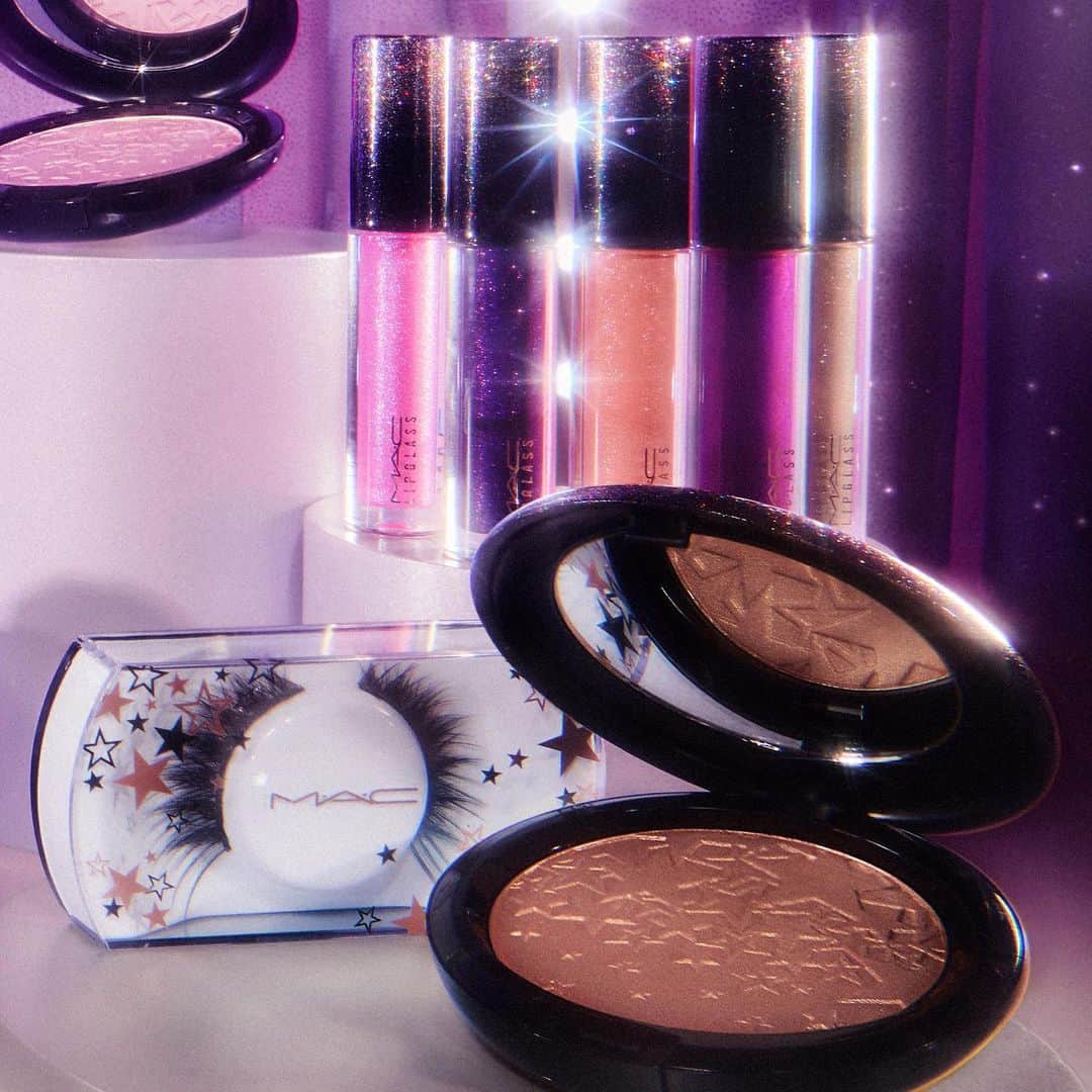 M∙A∙C Cosmetics Japanのインスタグラム：「ㅤ 【ホリデーコレクション販売中】 きらめくピンクや、ウォームトーンのゴールドカラーが絶妙にミックスされたフェイスパウダー、グラマラスな目元をつくるアイラッシュ✨#MACクリスマスコフレ2019 を使って一年で一番の輝きを。 ㅤ ㅤ #MACHoliday #MACクリスマスコフレ2019 ㅤ ㅤ ㅤ ㅤ ㅤ #MACCosmeticsJapan #MACコスメ #MACCosmetics #コスメ #メイク #ホリデー #コフレ #クリスマスコフレ #クリスマスコフレ2019 #ホリデーシーズン #クリスマスプレゼント #リップ #ラメメイク #ハイライト #アイラッシュ #コスメ購入品 #makeup #cosme #cosmetics #holiday #holidaymakeup #holidaycollection #holidays #holiday2019」