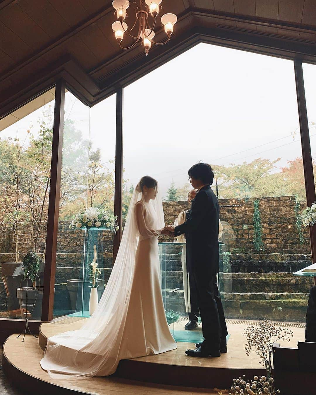 Icumi Oohamaさんのインスタグラム写真 - (Icumi OohamaInstagram)「Happy wedding❤︎. . 週末は大西夫妻の結婚式へ🤵👰. いつもの安定メンバーと共に❤︎. . 2人の式は子供がいるので. さすが！な、おもてなしで席には沢山のおもちゃとお菓子が☺︎. そして式場内にキッズスペースも完備してあり子供達も. 楽しく過ごさせてもらいました❤︎. 2人らしいほっこり幸せな式でみんなずーっと笑顔だったな☺︎❤︎」10月28日 12時01分 - icumi___