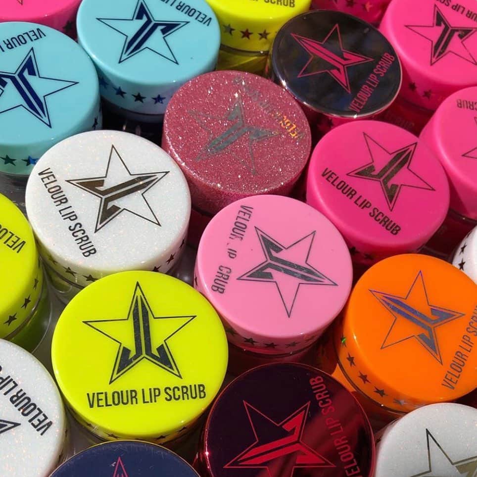 Jeffree Star Cosmeticsさんのインスタグラム写真 - (Jeffree Star CosmeticsInstagram)「Shop our delicious #velourlipscrubs to keep your lips smooth and kissable all season long 🥰🖤 Photo by: @eparkerbibb ✨ #jeffreestarcosmetics」10月28日 12時03分 - jeffreestarcosmetics