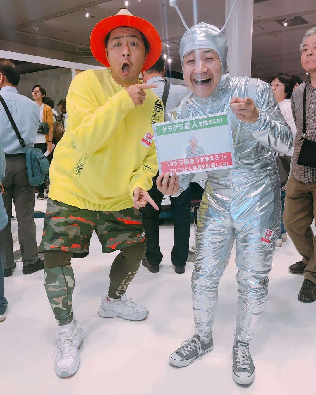 のインスタグラム：「東京モーターショーに！ #ゲラゲラ星人　が！ 見つけて話しかけて、 #ゲラ星をつかまえろ とSNSで呟くと何と‼️ 飴🍬 もらえるよー∗ꉺ⃗ۈꉺ⃖∗ いつ、どこに現れるかは、、、 是非会場に！ 出会ったら恥ずかしがらず声かけてあげて！ 宇宙人は必ず喜ぶはずだから。 ただ、まさかのゆりかもめの電車内で移動してる時に見かけて声かける時は優しい言葉をかけてあげてね。 テレポーテーション使うには2日寝ないと出来ないらしいから便利な電車使ってるんだってw よろしくねー！」