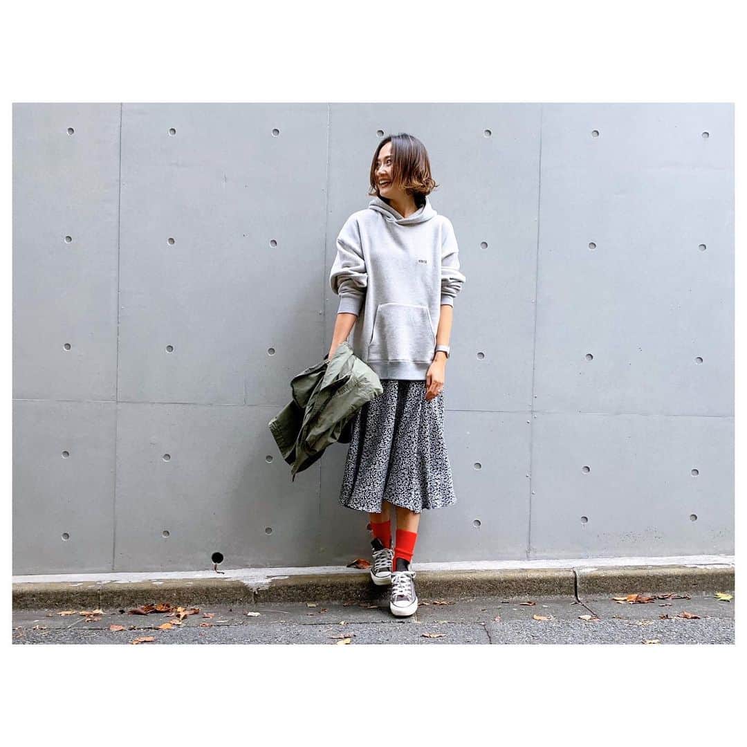 のインスタグラム：「天気良き☀️ 個人的にも楽しみにしていたビックパーカー本日入荷しました。 この合わせがしたかったのだ。 アウター合わせても👍 わたくし2色買いです😙 #fashion #style #ootd #outfits #herfee #bigparka」