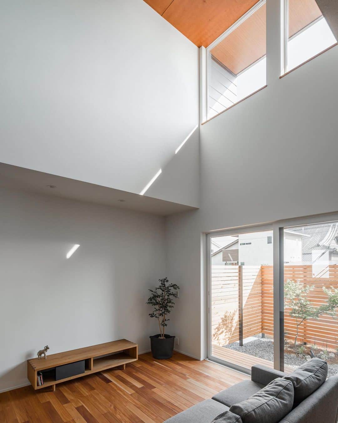 ルポハウス一級建築士事務所さんのインスタグラム写真 - (ルポハウス一級建築士事務所Instagram)「・ ・ ・ 開放感と明るさに包まれた、吹き抜けのあるリビング。 ・ 板張りの天井とすらりと上がる階段が視線を引き付け、視覚的にも伸びやかな寛ぎたくなる空間になりました。 ・ ・ ・ 𓐌𓐌𓐌𓐌𓐌𓐌𓐌𓐌𓐌𓐌𓐌𓐌𓐌𓐌𓐌𓐌𓐌𓐌  ルポハウスの施工事例はこちらまで☞ @reposhouse  𓐌𓐌𓐌𓐌𓐌𓐌𓐌𓐌𓐌𓐌𓐌𓐌𓐌𓐌𓐌𓐌𓐌𓐌 #ルポハウス は#ちょっとかっこいい家 を"友人のために" という思いでつくっています。 一生に一度の#マイホーム。 「あなたにしかできない」×「ルポハウスだからできる」で、 私たちだけの#家づくり を思いっきり楽しんでみませんか？！ ・ ・ ・ #住宅 #注文住宅 #新築一戸建て #デザイナーズ住宅  #一級建築士事務所 #設計事務所  #滋賀県大津市 #滋賀県草津市 #滋賀県栗東市  #滋賀県近江八幡市 #吹き抜けリビング #吹抜けリビング #鉄骨階段 #シーリングファン #ブラケット照明 #スタディコーナー #板張り天井」10月28日 12時26分 - reposhouse