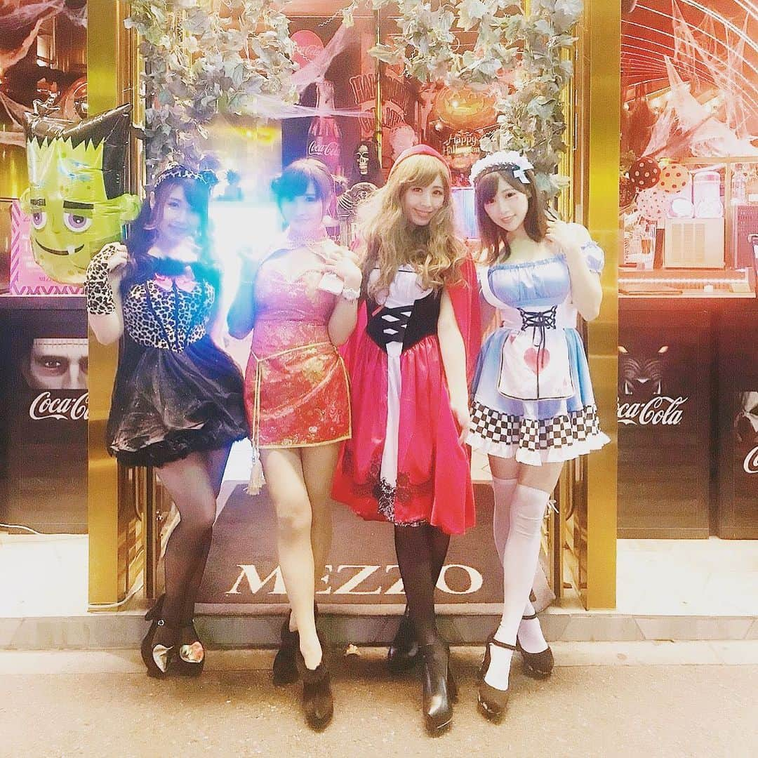 武田華恋さんのインスタグラム写真 - (武田華恋Instagram)「#ハロウィンコスプレ #ハロウィン #halloween #万圣节 #cosplay #コスプレ #cos #アリス #ディズニー　#女豹　#可愛い　#セクシー　#六本木　#懐かしい #黑丝 #白丝 #美脚　#disney #迪士尼 #赤ずきん　#チャイナドレス #アーミー」10月28日 12時26分 - karen.takeda