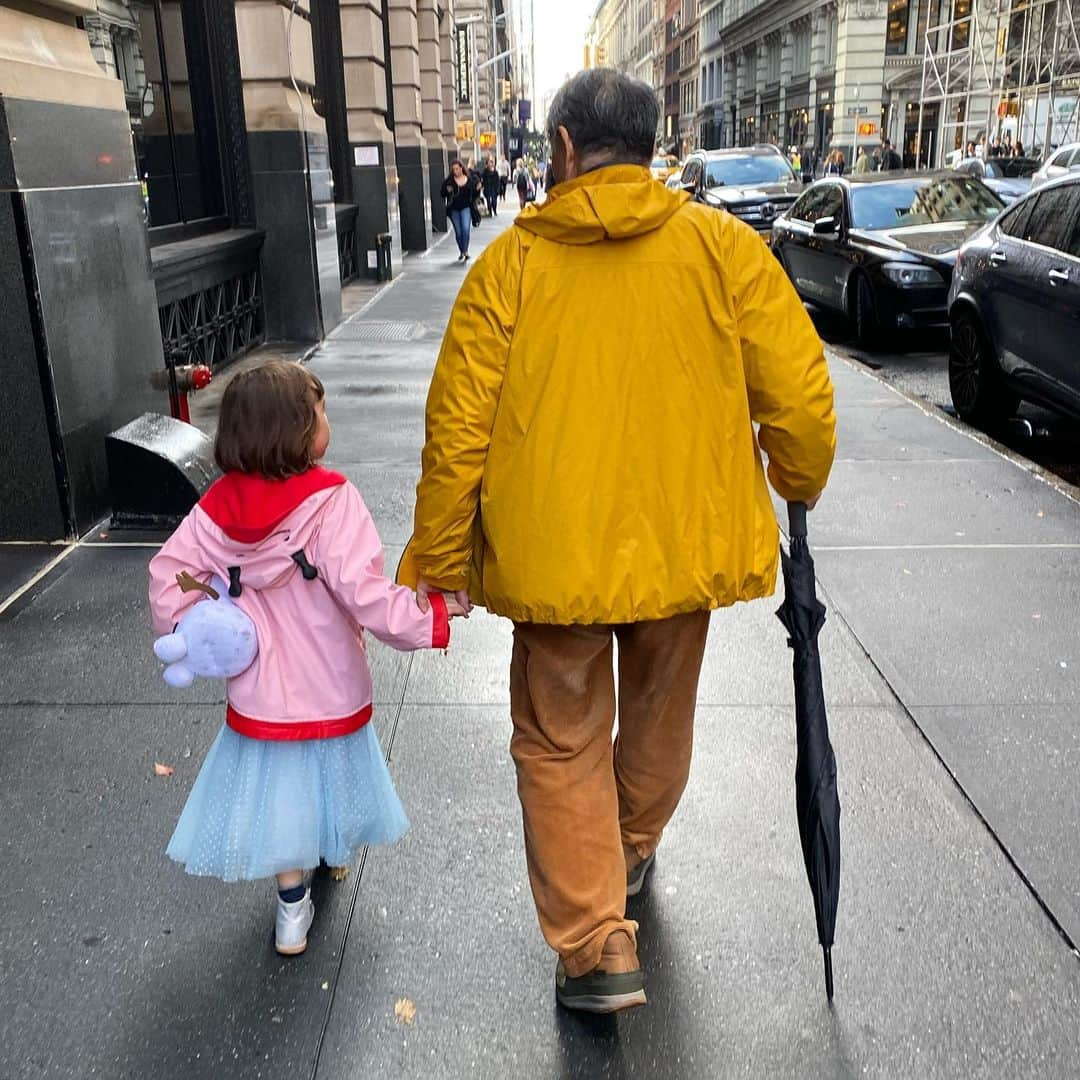 エヴァ・チェンさんのインスタグラム写真 - (エヴァ・チェンInstagram)「The kids call my dad Babading, after the beginning of the 50s song “Blue Moon”, and they love him very much 🥰🥰」10月28日 12時31分 - evachen212