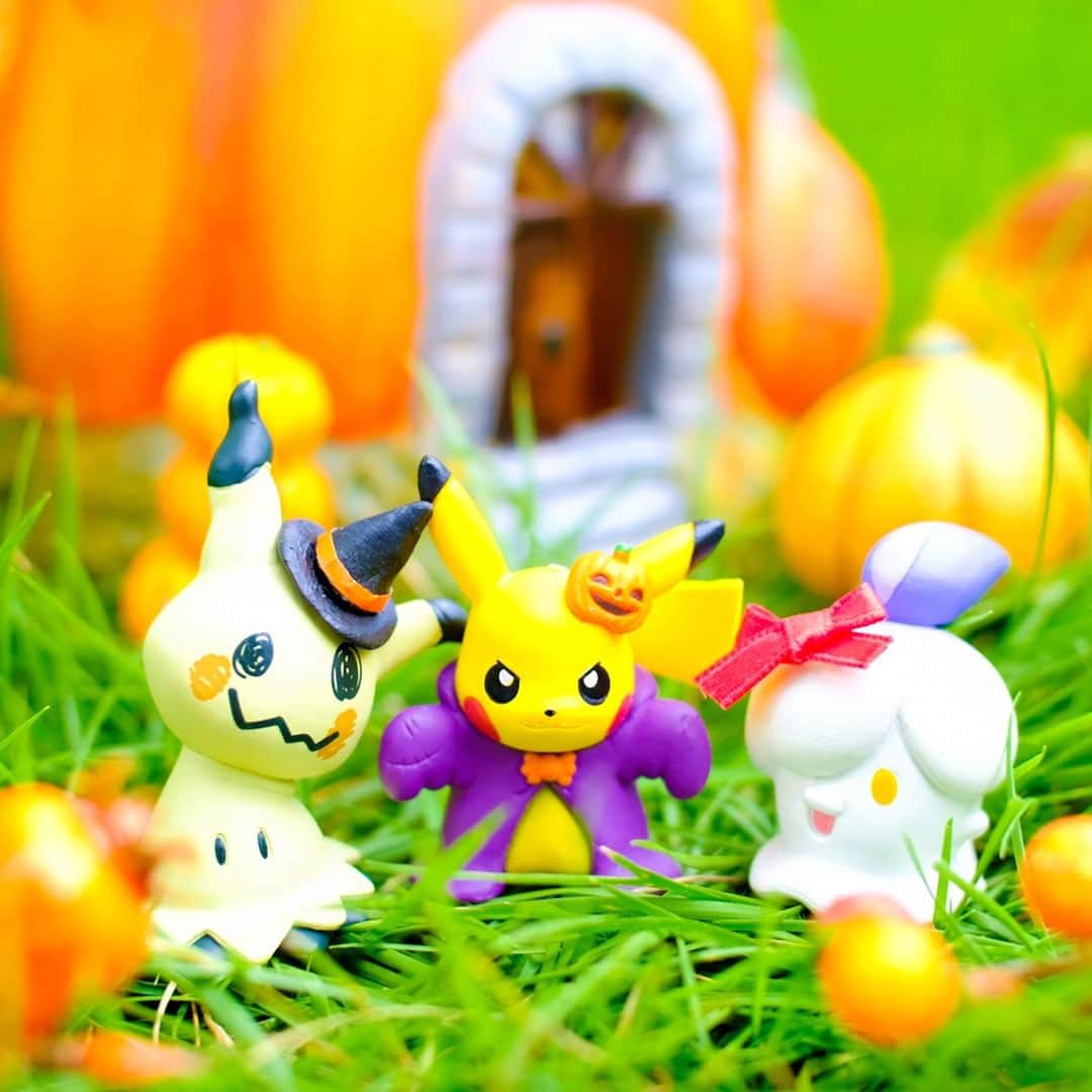 ピカチュウ公式Instagramさんのインスタグラム写真 - (ピカチュウ公式InstagramInstagram)「【今日のピカチュウ】 もうすぐハロウィン🎃✨ 仮装も似合っているね😆💕 #pikachu #litwick #mimikyu #pokemon #pikachu_snap #photooftheday #halloween #trickortreat #autumn #fall #ピカチュウ #ヒトモシ #ミミッキュ #ポケモン #ハロウィン #秋」10月28日 18時00分 - pokemon_jpn