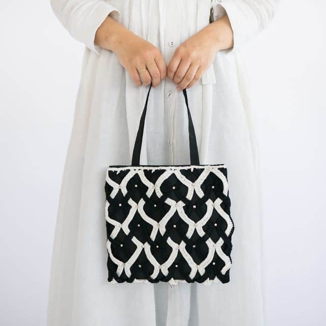 minneさんのインスタグラム写真 - (minneInstagram)「シルク糸でジグザグ型に編まれた、白黒の上品でシックなバッグです。⠀ 洋装だけでなく和装にも相性の良いデザインで、さまざまなシーンでお使いいただけます。⠀ .⠀ ジグザグバッグ/misaomgushiさん⠀ https://minne.com/items/18599363⠀ .⠀ #バッグ #カバン #トートバッグ #鞄 #和装 #着物 #シルク糸 #白黒 #モノトーン #シルク #シック #コーディネート #ファッション #スタイリング #スタイル # #minne #ミンネ #ハンドメイド #handmade #プレゼント #ギフト #ハンドメイド作品 #手作り #ギフト」10月28日 18時00分 - minne_official