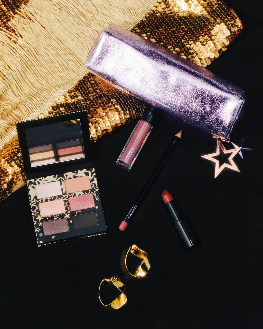 M∙A∙C Cosmetics Japanのインスタグラム：「ㅤ 繊細で美しいラインの口元を作る3つのリップアイテムのセットは、ホリデー気分を盛り上げる限定ポーチつき✨様々な質感のアイシャドウパレットと合わせて、何通りもの仕上がりを楽しんで。 ㅤ ㅤ Photo: @takaki_iwata Direction: @aiaizm ㅤ #MACクリスマスコフレ #MACHoliday ㅤ ㅤ ㅤ ㅤ ㅤ #MACクリスマスコフレ2019 #MACCosmeticsJapan #MACコスメ #MACCosmetics #コスメ #メイク #ホリデー #コフレ #クリスマスコフレ #クリスマスコフレ2019 #ホリデーシーズン #クリスマスプレゼント #アイシャドウ #リップ #口紅 #ホリデーコフレ #ラメ #makeup #cosme #cosmetics #holiday #holidaymakeup #holidaycollection #holidays #holiday2019」